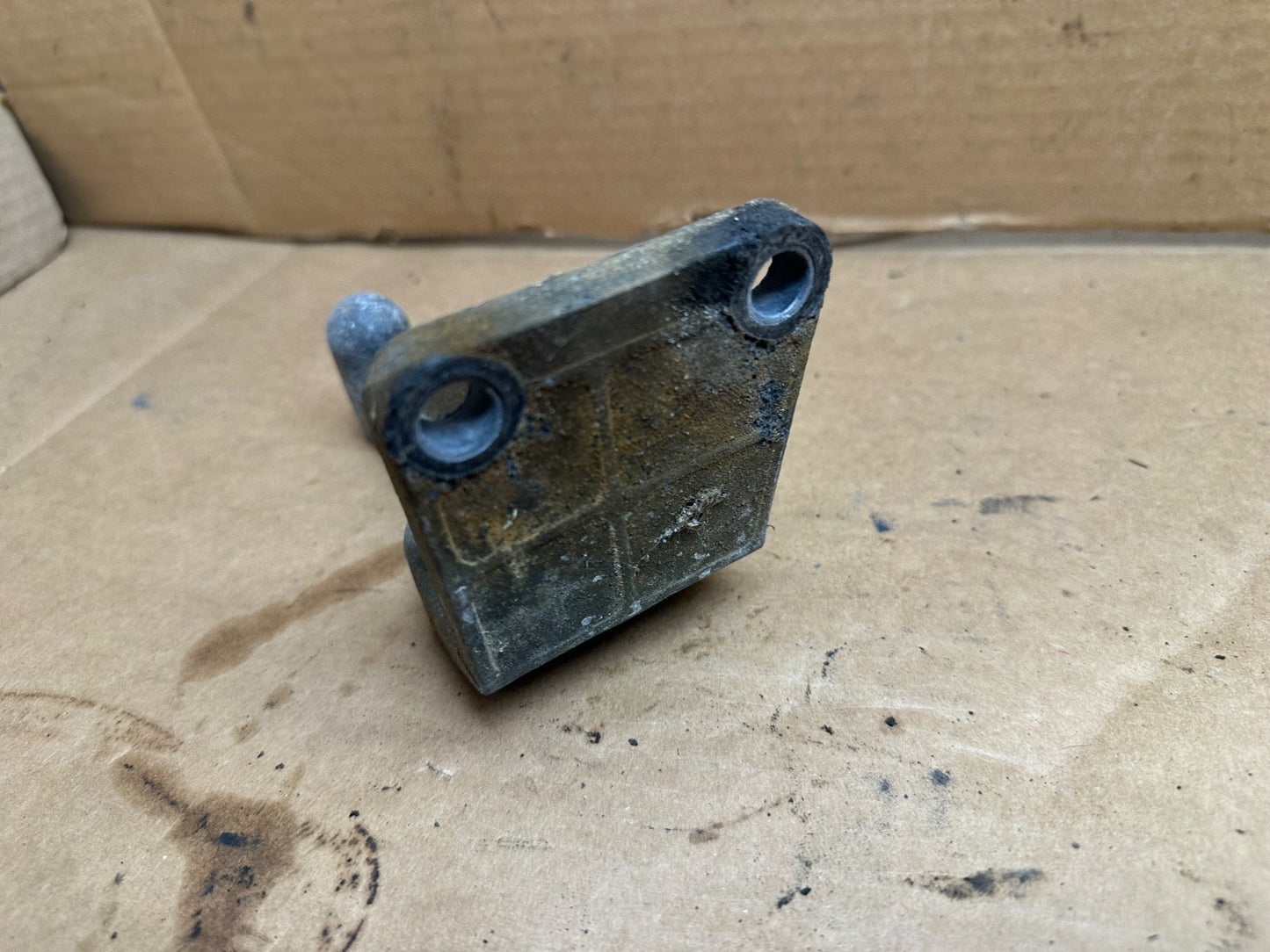 91-99 Jeep Wrangler YJ TJ 4.0L 6Cyl Alternator Lower Bracket OEM 53007607 Mount