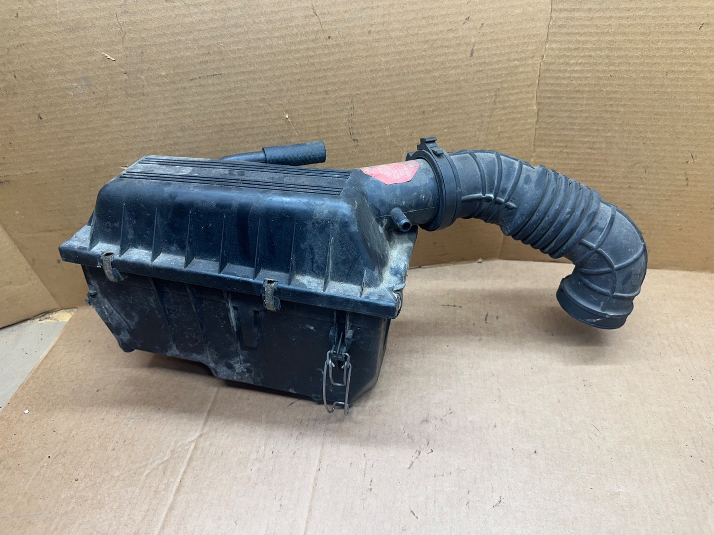 91-95 Jeep Wrangler YJ 2.5 L 4 Cyl Air Cleaner Filter Box Tube Assembly 2.5L