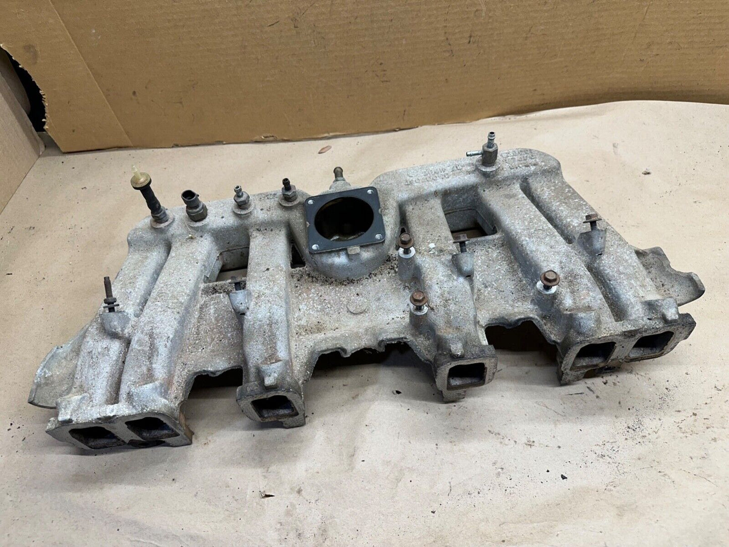 91-95 Jeep Cherokee XJ Comanche MJ 4.0L 6cyl OEM Intake Manifold  33007067