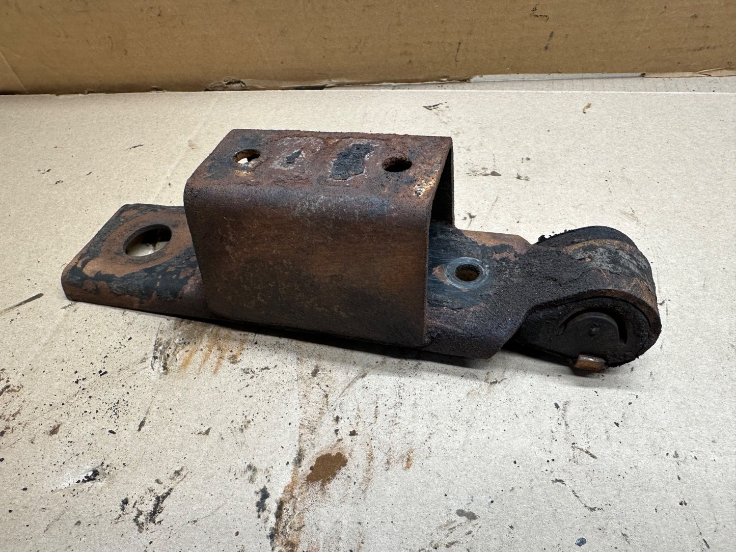 1987-1995 Jeep Wrangler YJ Automatic Transmission Mount Bracket 2.5 4.0 4.2
