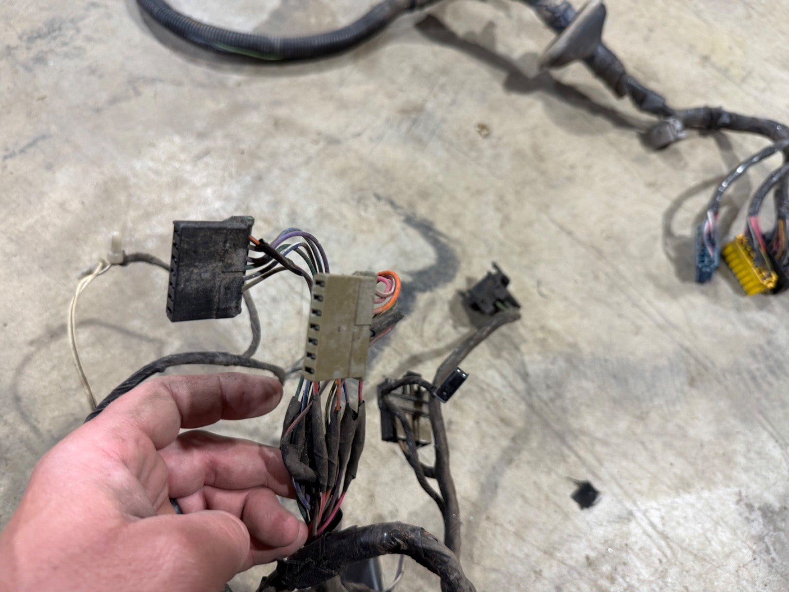 97 Jeep TJ Wrangler Fusebox Under Hood Fuse box Engine Wire Harness Block 97