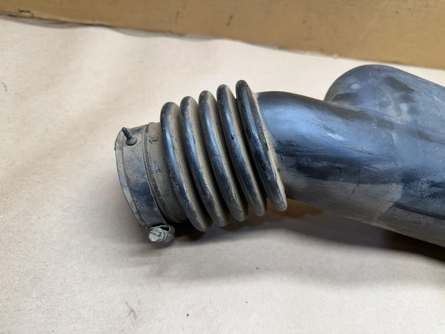 97-02 Jeep Wrangler TJ Air filter box Intake Tube 2.5L 4 Cylinder 2.5 L Hose OEM