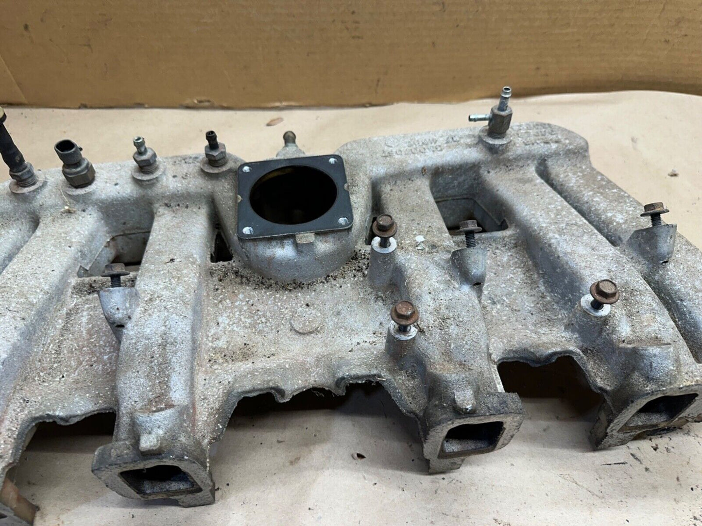 91-95 Jeep Cherokee XJ Comanche MJ 4.0L 6cyl OEM Intake Manifold  33007067