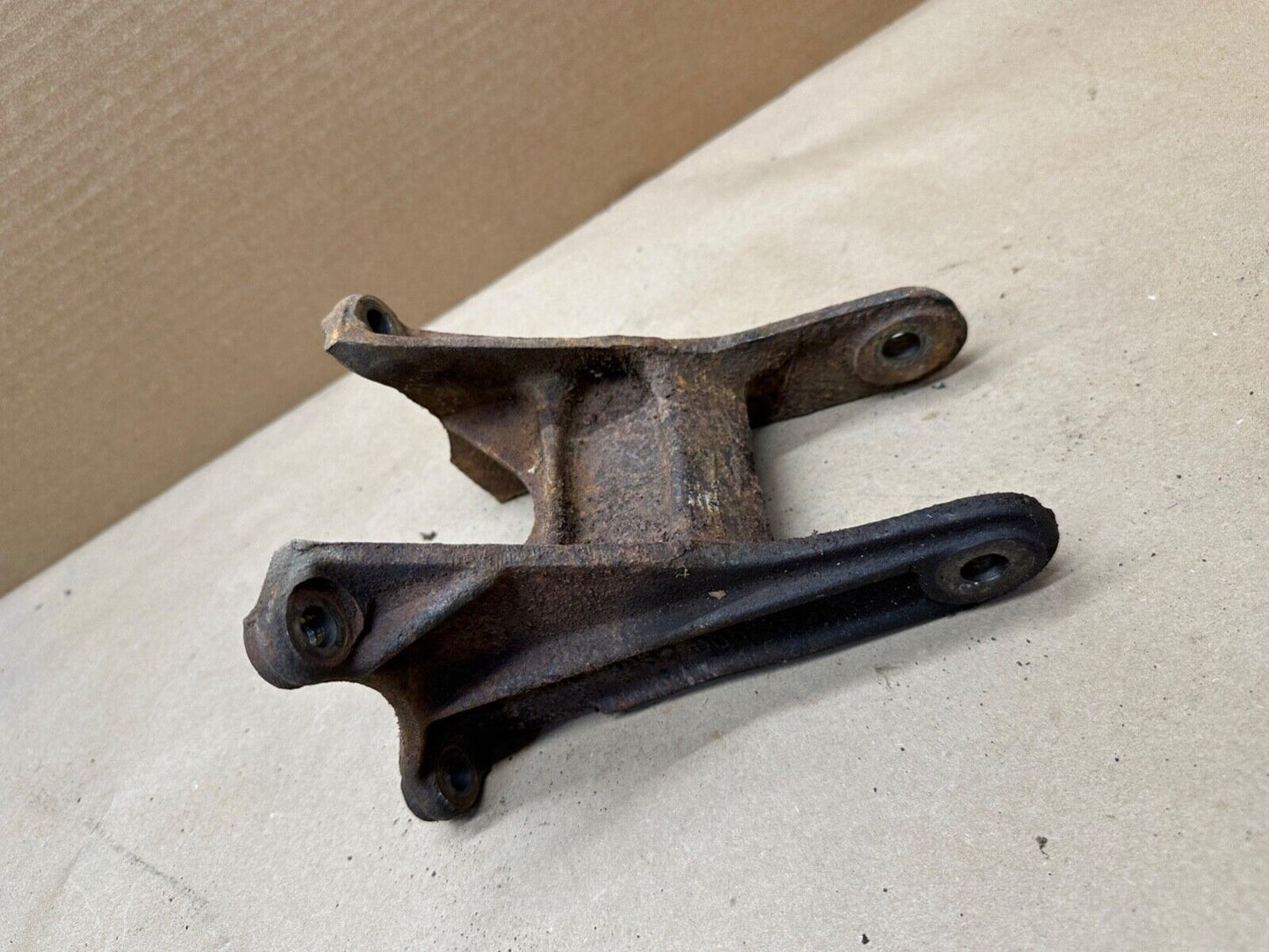 87-95 Jeep Wrangler YJ 2.5 4 Cyl Driver Side Motor Mount Bracket Left 8952000574