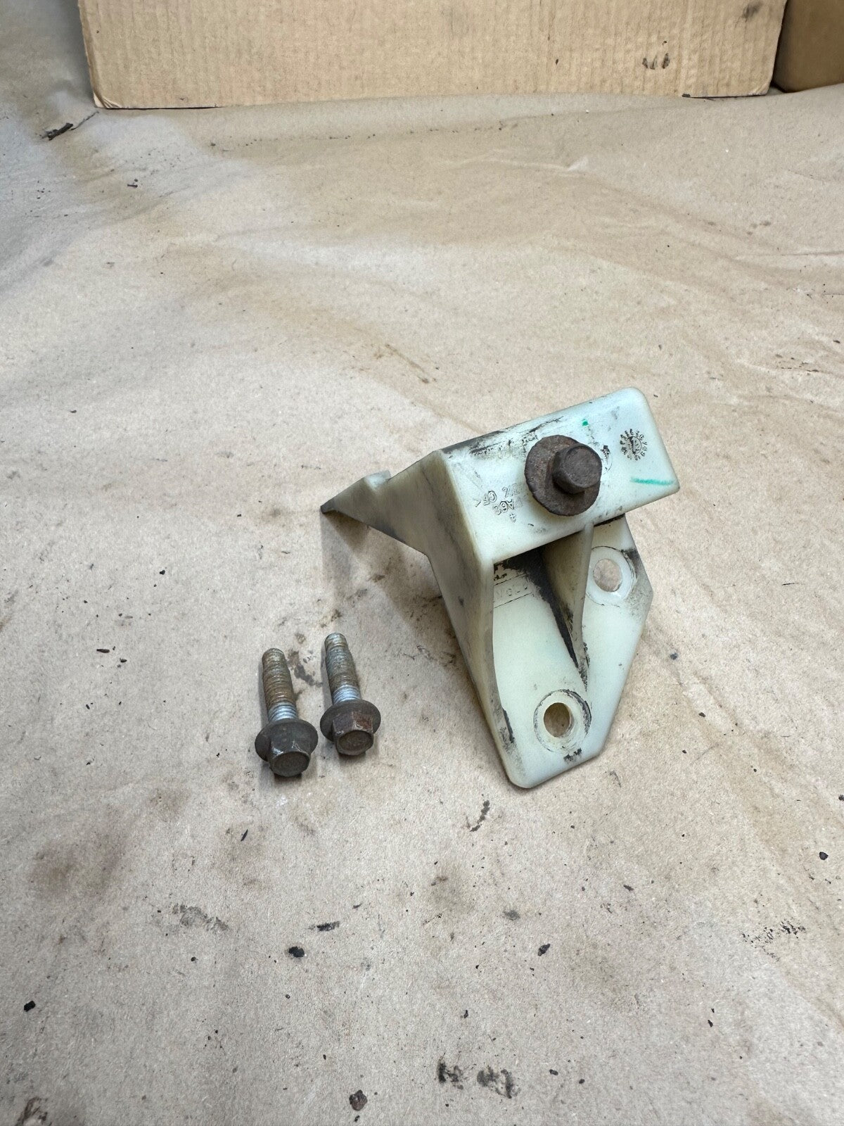 08-14 Ford Econoline E 150 250 350 Van Power Steering Reservoir Mounting Bracket
