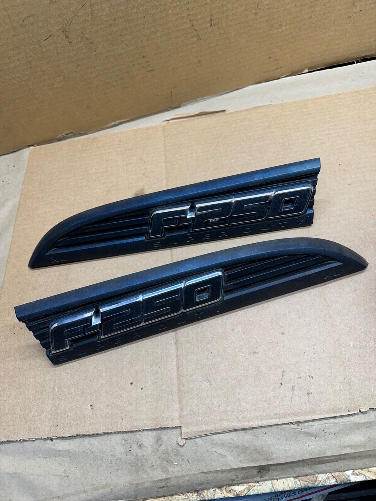 11-16 FORD F-250 SUPER DUTY OEM L & R EXTERIOR FENDER EMBLEM BADGE SET PAIR XL