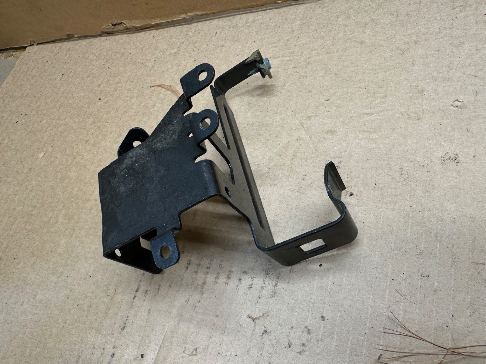 Jeep   Wrangler TJ 97-06 Under Dash Bulkhead Mount Bracket Factory 56019685AB OE