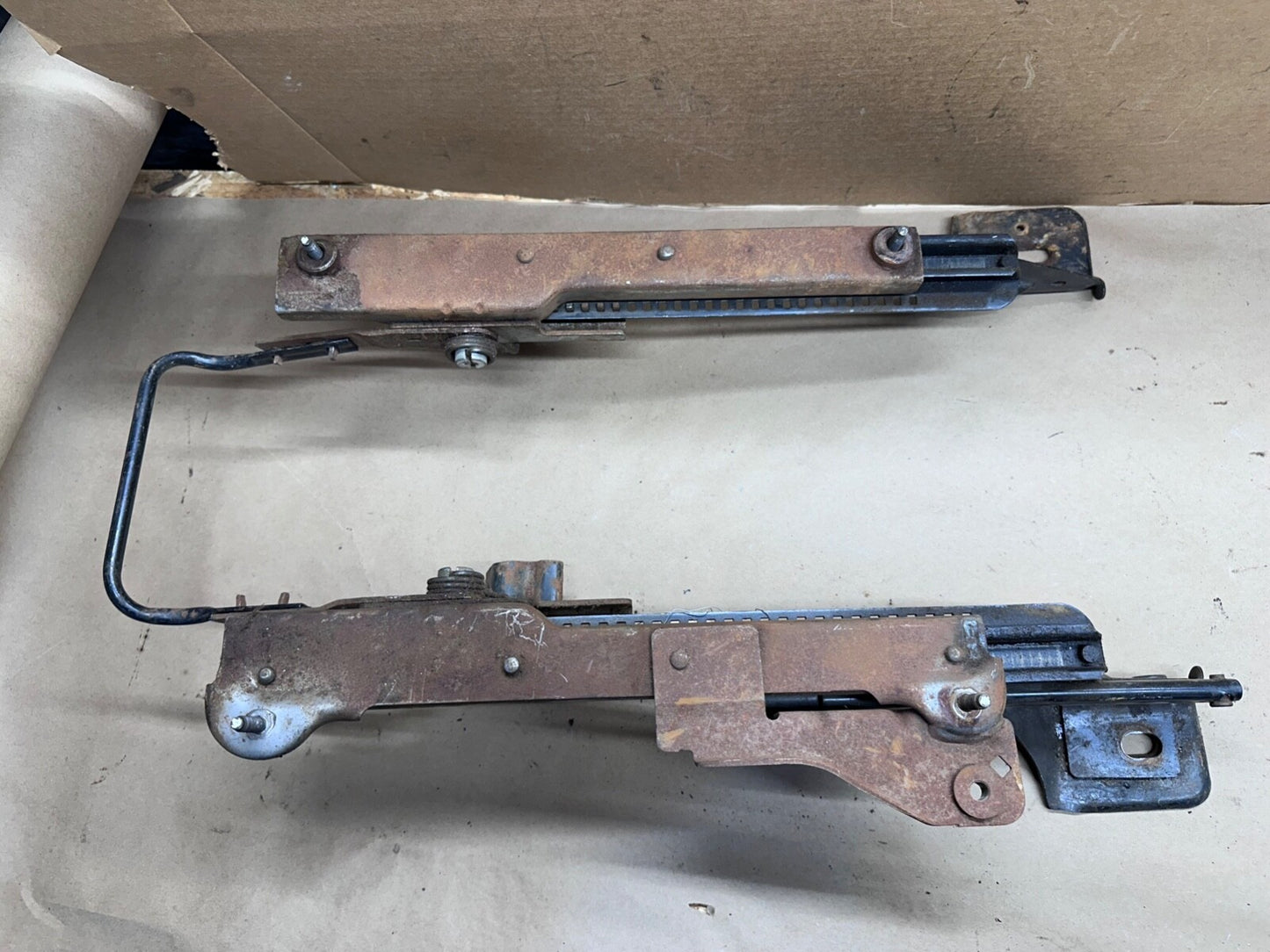 96-01 Jeep Cherokee XJ Front Passenger Seat Track Slider Riser Bracket Right