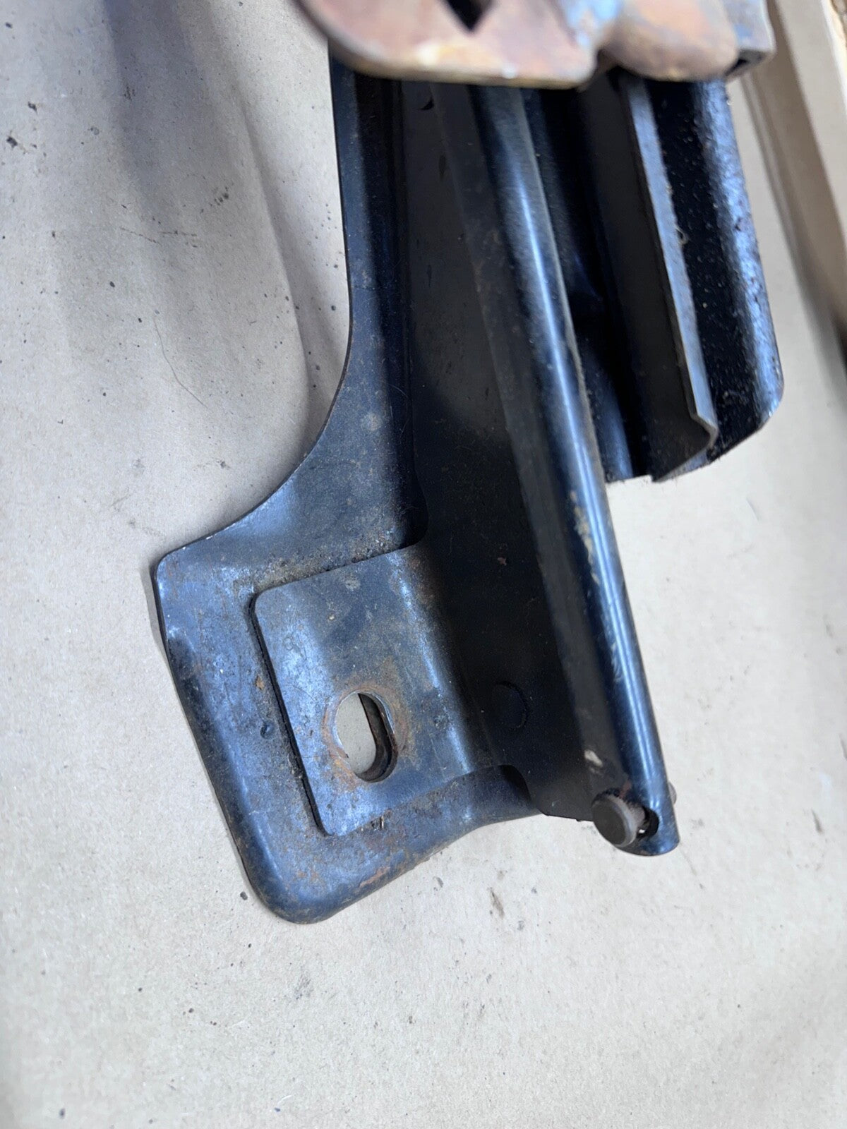 96-01 Jeep Cherokee XJ Front Passenger Seat Track Slider Riser Bracket Right