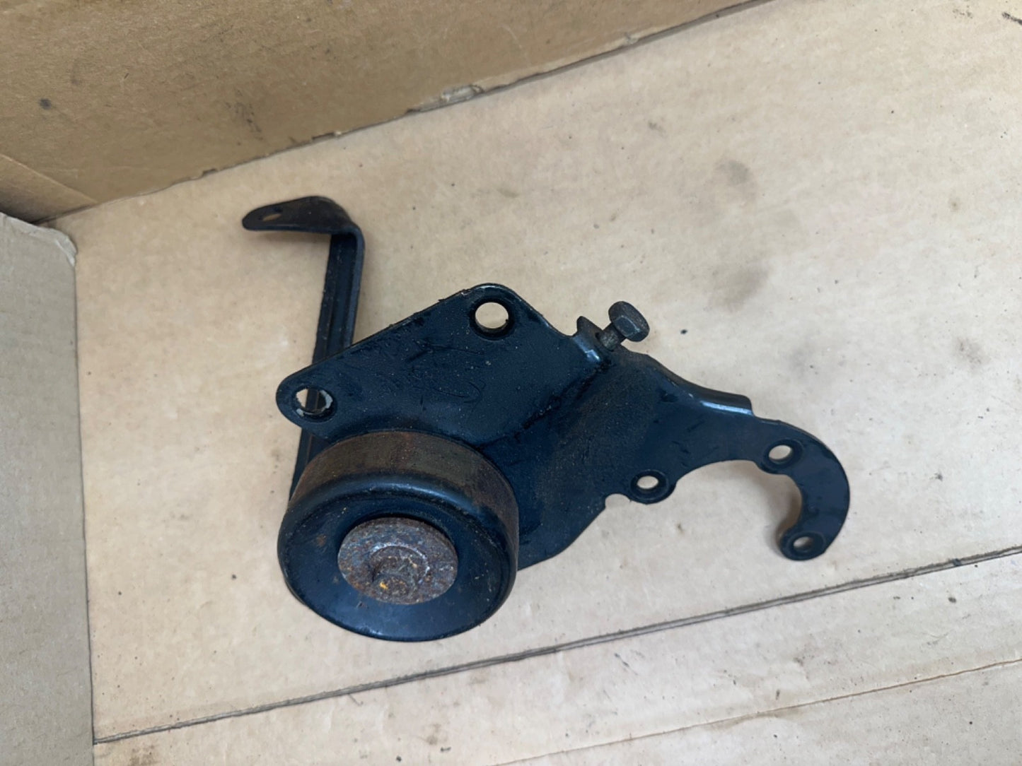 97-01 Jeep Cherokee Power Steering Pump Bracket Tensioner Assembly 4.0L Pulley