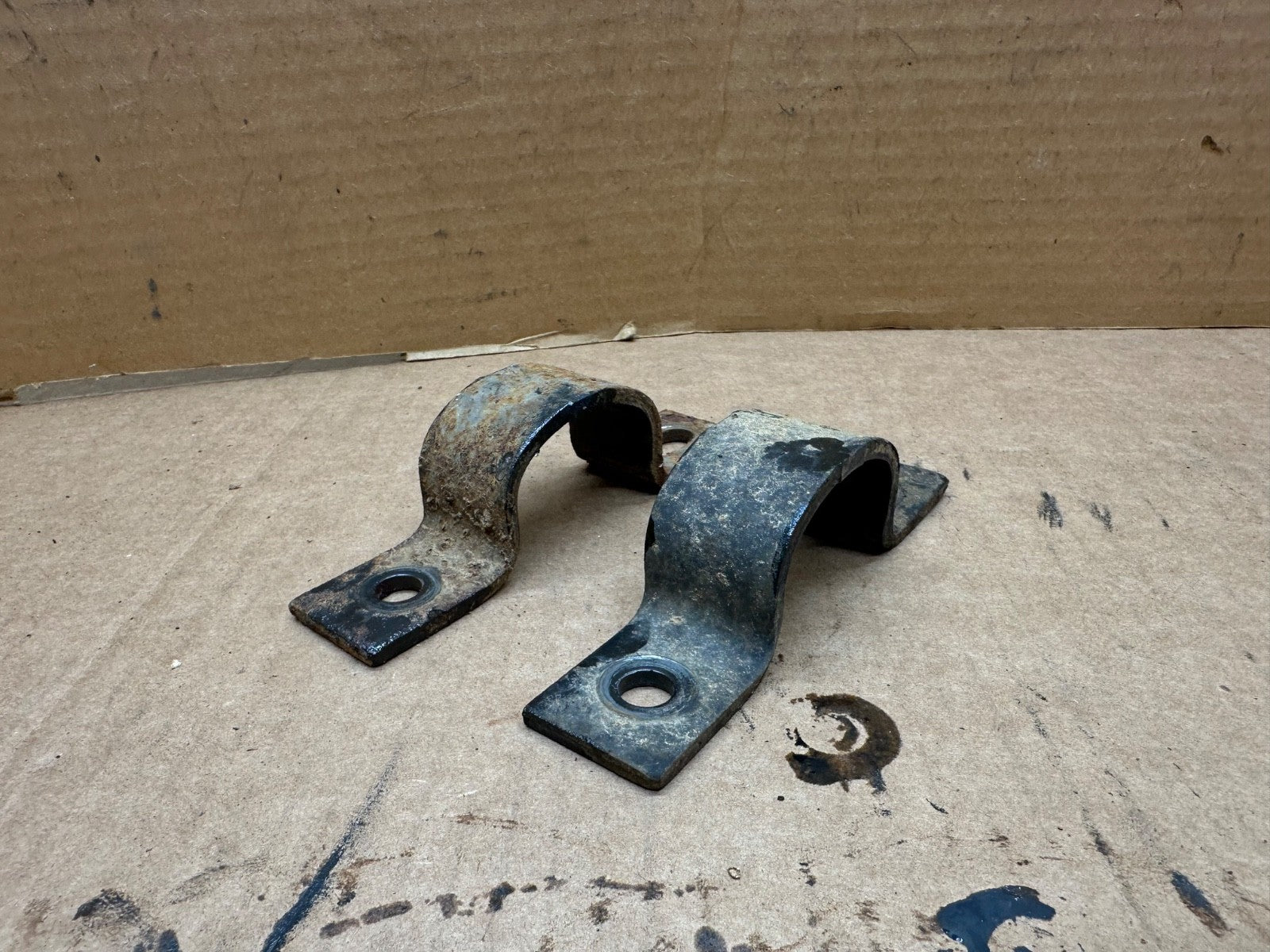 95-01 Ford Explorer 8.8 " Rear Sway Bar Stabilizer Bar Mounting Bracket Set OEM
