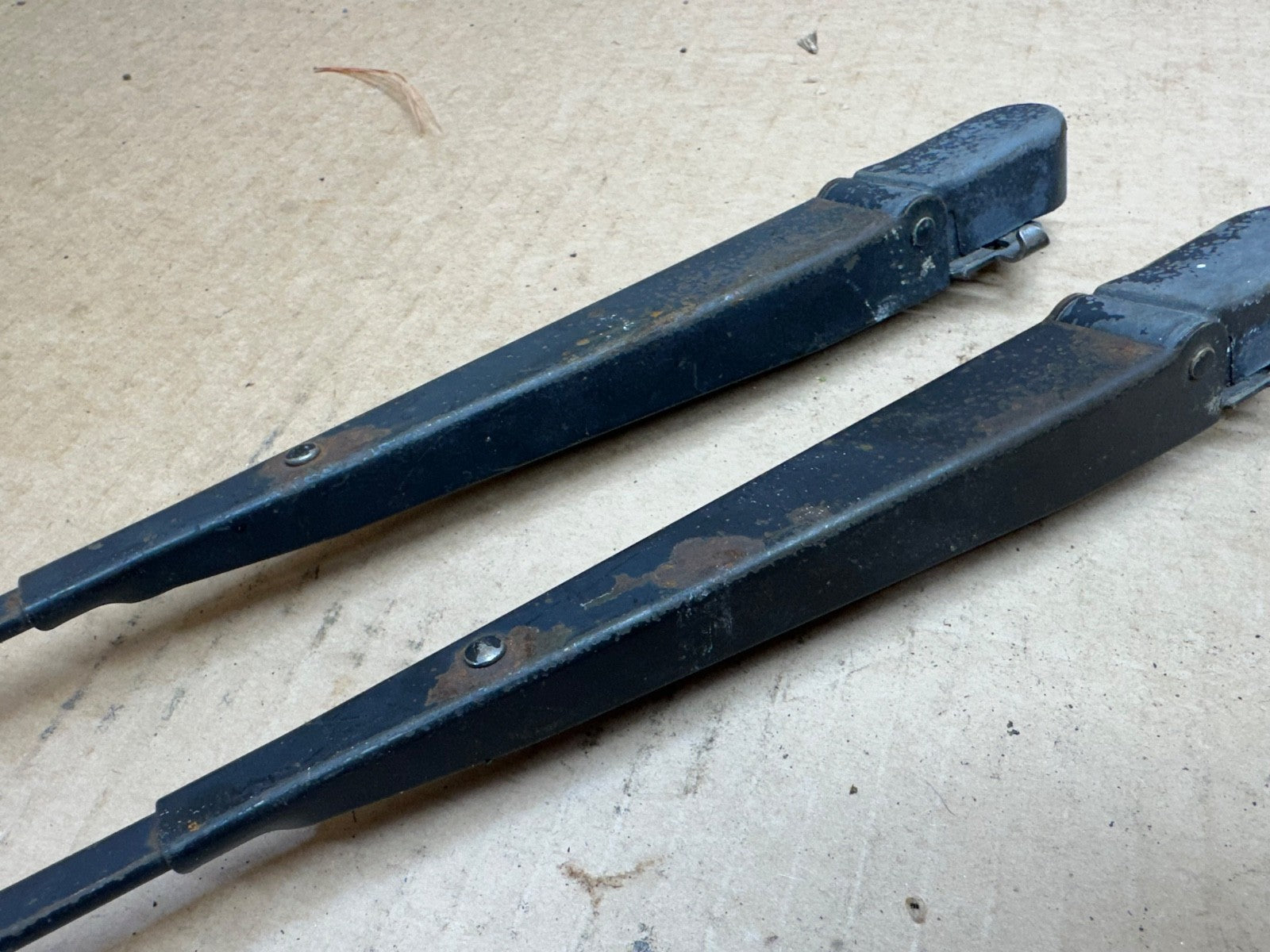 55155658 Pair Left & Right Windshield Wiper Arms NICE 97-06 Jeep TJ Wrangler OEM