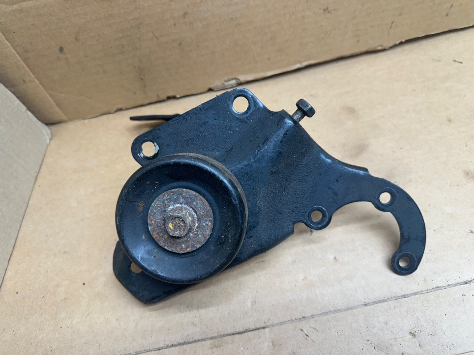 97-01 Jeep Cherokee Power Steering Pump Bracket Tensioner Assembly 4.0L Pulley