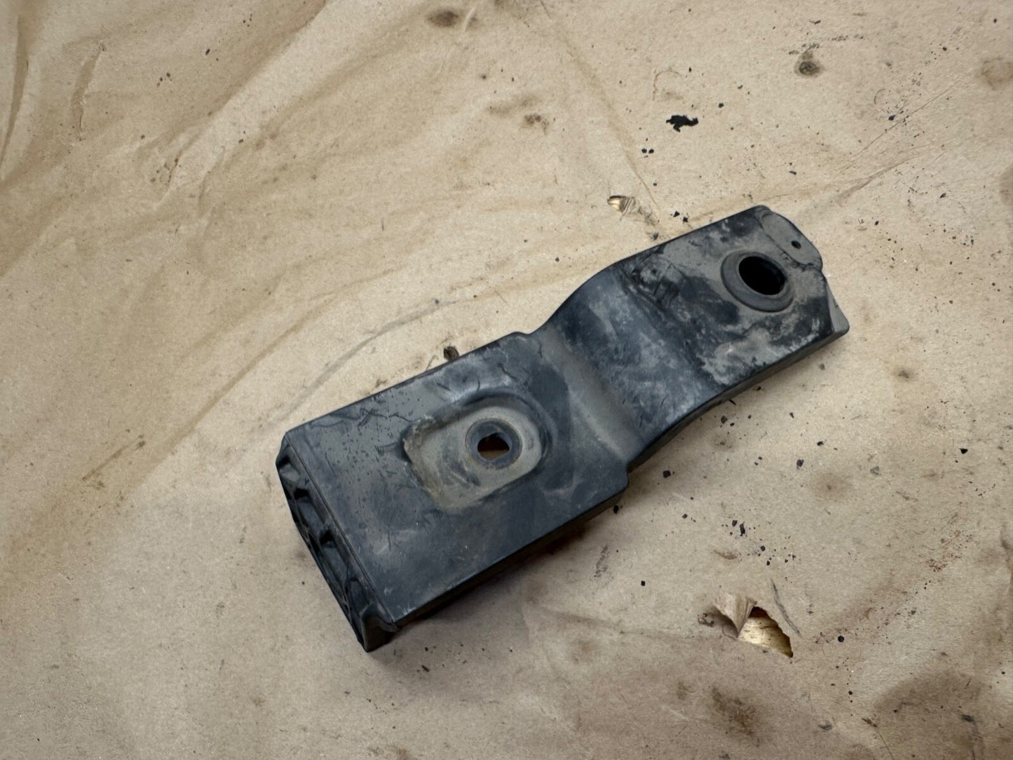 99-13 Ford E150 E250 E350 Radiator Top Right Bracket 6C24-8B359-AA Support OEM