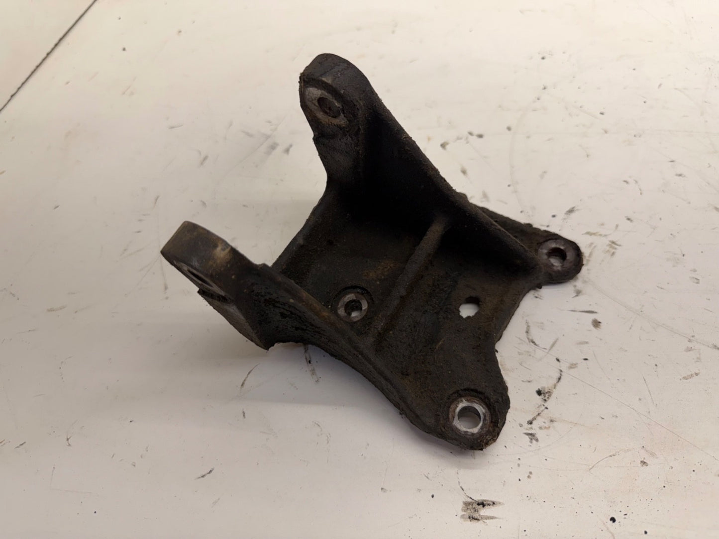 97-02 Jeep Wrangler TJ 2.5L 4cyl Right Passenger Motor Mount Bracket 52018696 OE