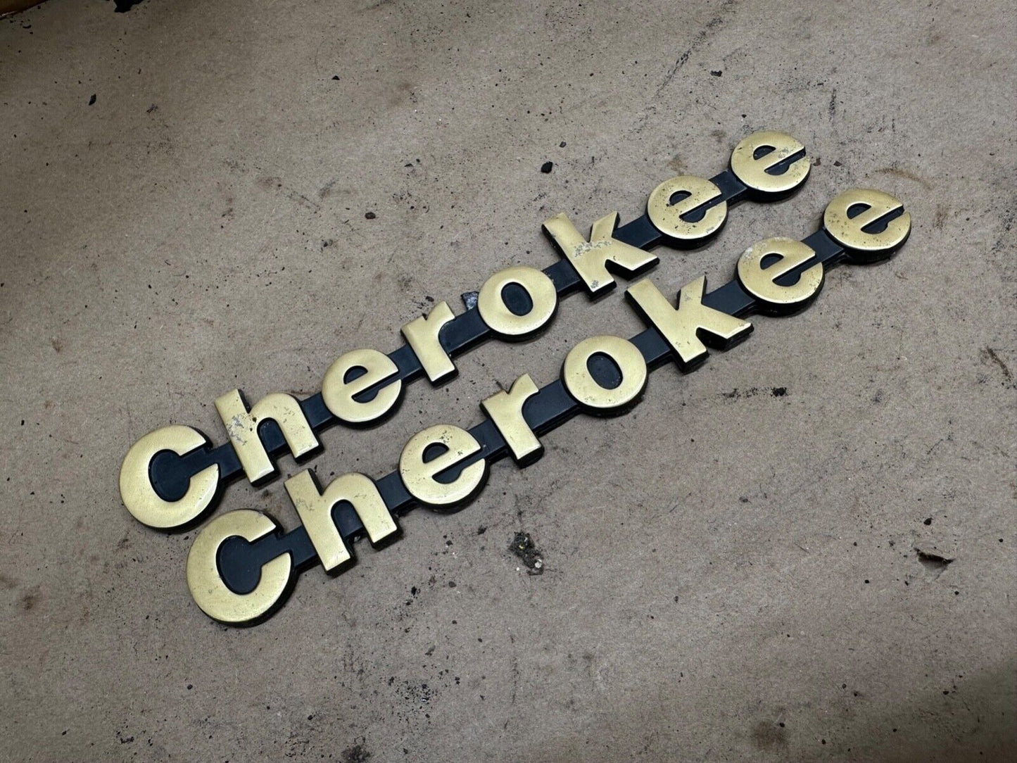 84-01 Jeep Cherokee XJ Fender Emblem Logo Name Plate Emblem Set GOLD LIMITED (2)