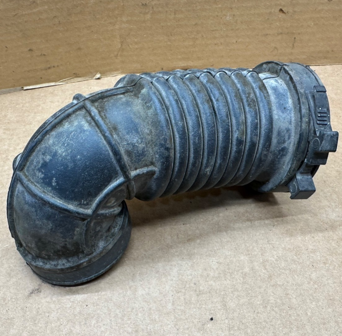 Jeep Cherokee XJ 1991-01 4.0 Liter intake Air Cleaner tube Filter Connector Hose