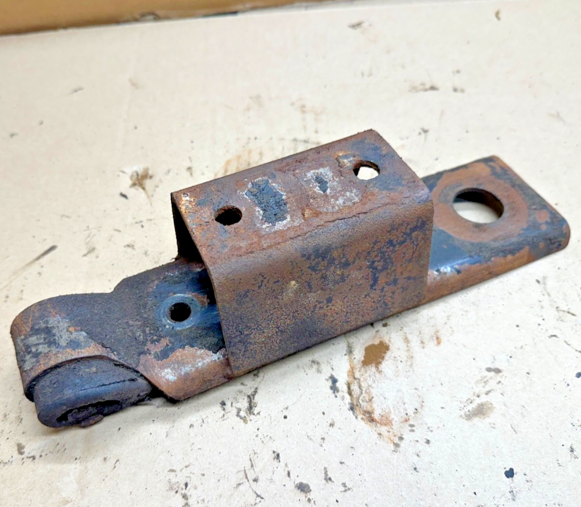 1987-1995 Jeep Wrangler YJ Automatic Transmission Mount Bracket 2.5 4.0 4.2