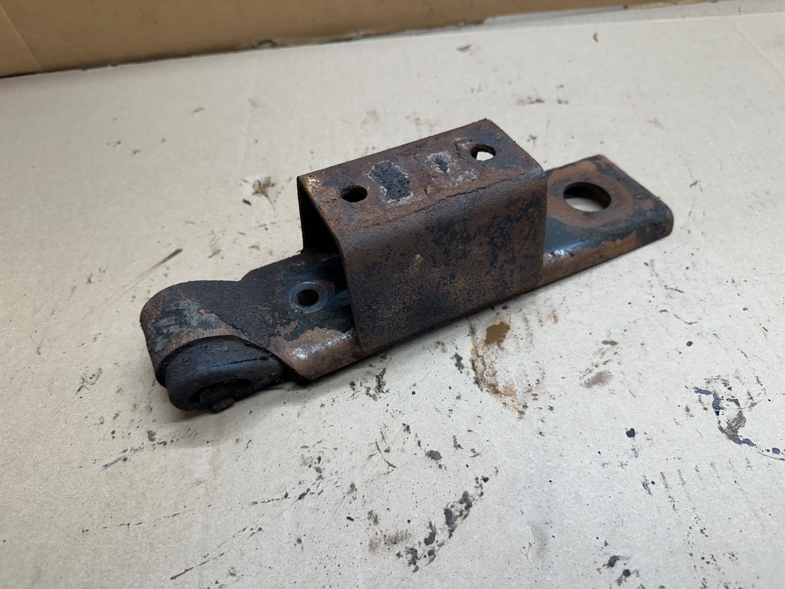 1987-1995 Jeep Wrangler YJ Automatic Transmission Mount Bracket 2.5 4.0 4.2