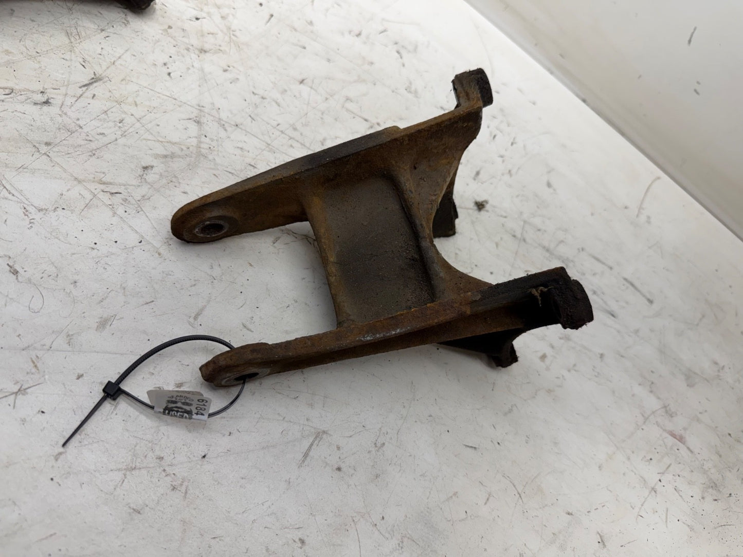 87-95 Jeep Wrangler YJ 2.5 4 Cyl Driver Side Motor Mount Bracket Left Engine OEM