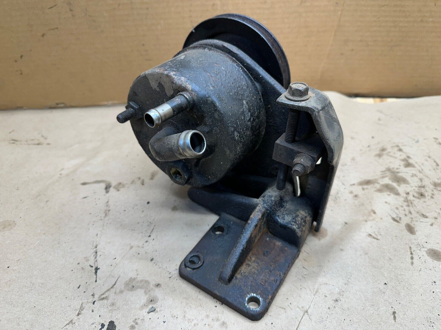 Ford F3HT-2031-BA Cummins B5.9L Power Steering Bracket and Pump 6bt F650 F750