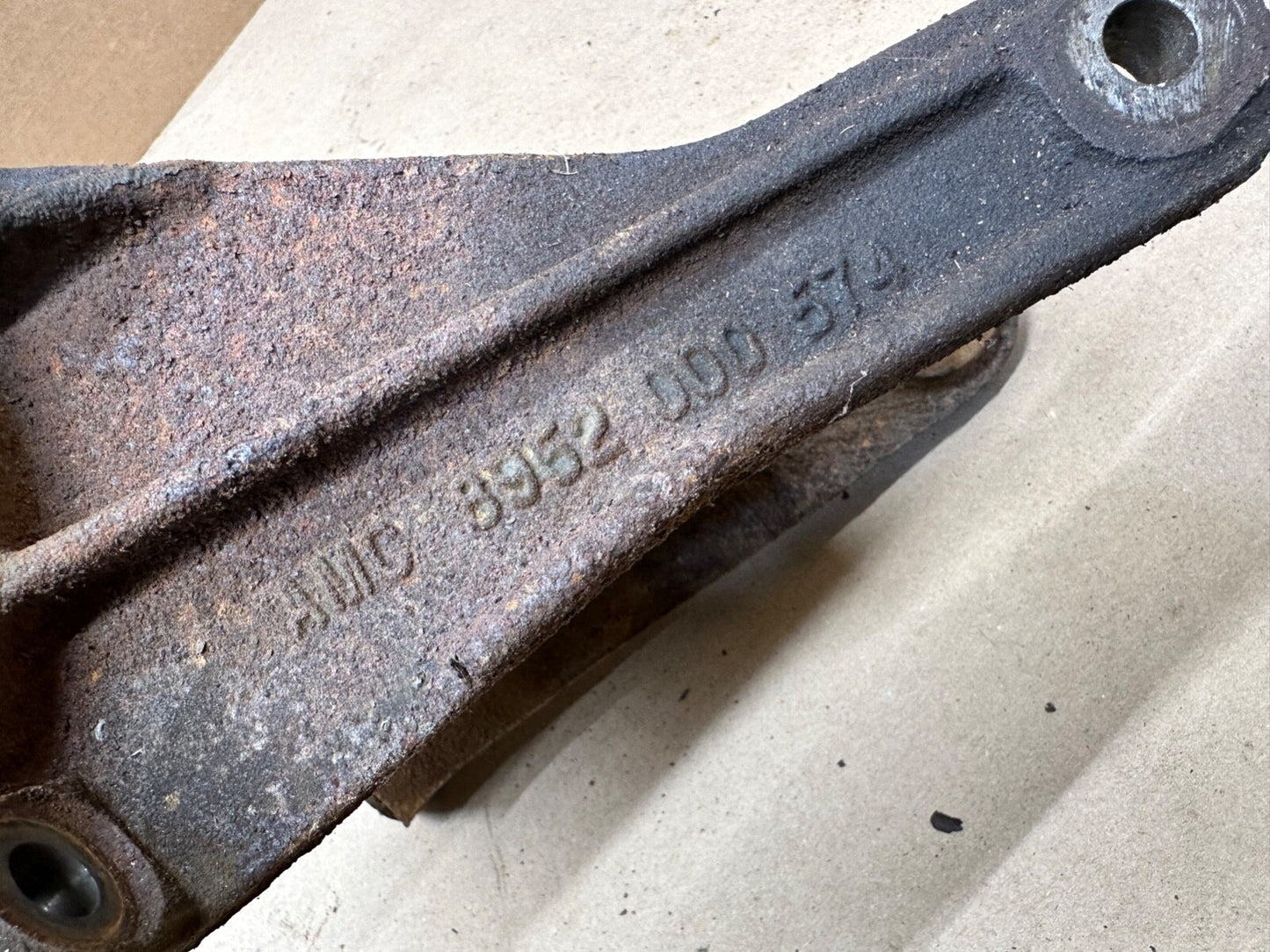 87-95 Jeep Wrangler YJ 2.5 4 Cyl Driver Side Motor Mount Bracket Left Engine OEM