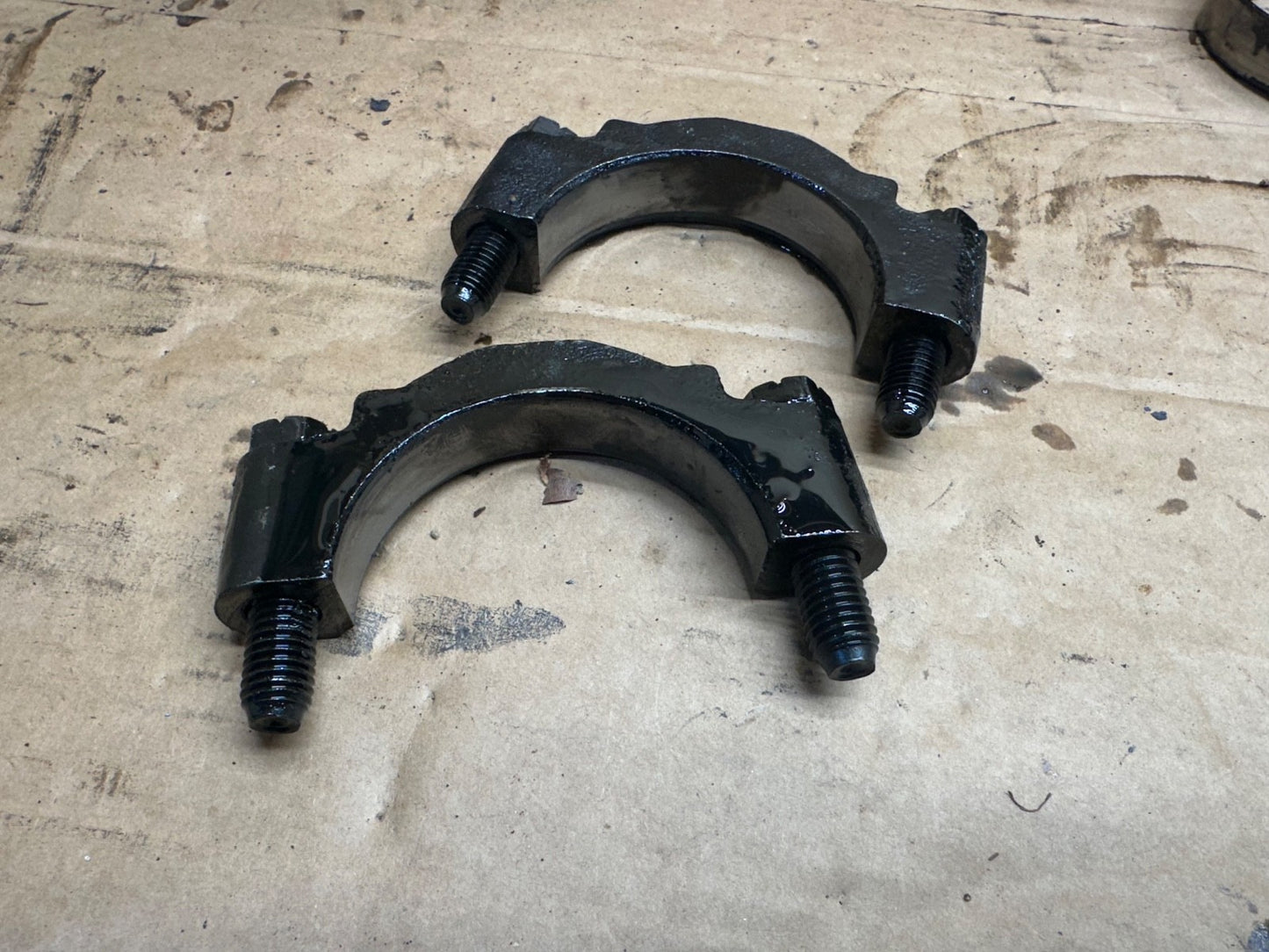 Ford Explorer Mustang 8.8 Axle Rear Bearing Cap & Bolts Carrier Differential OEM
