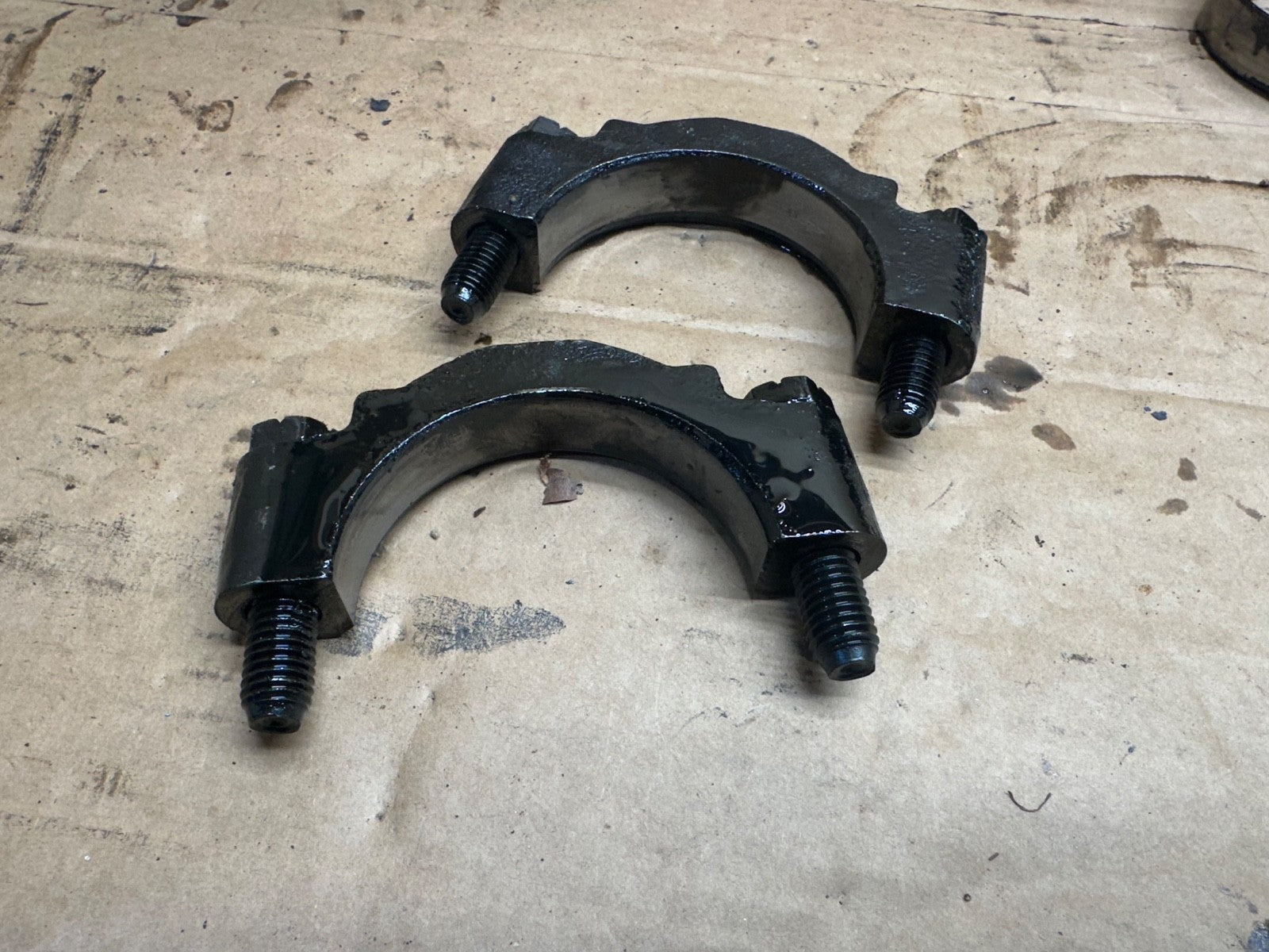 Ford Explorer Mustang 8.8 Axle Rear Bearing Cap & Bolts Carrier Differential OEM