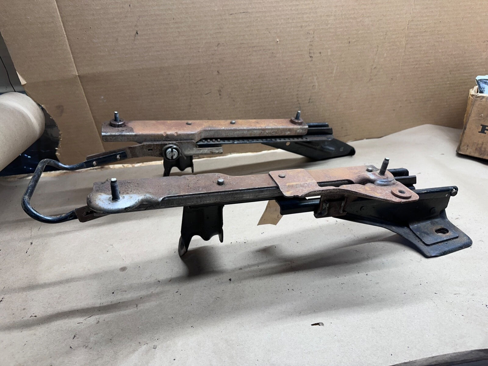 96-01 Jeep Cherokee XJ Front Passenger Seat Track Slider Riser Bracket Right