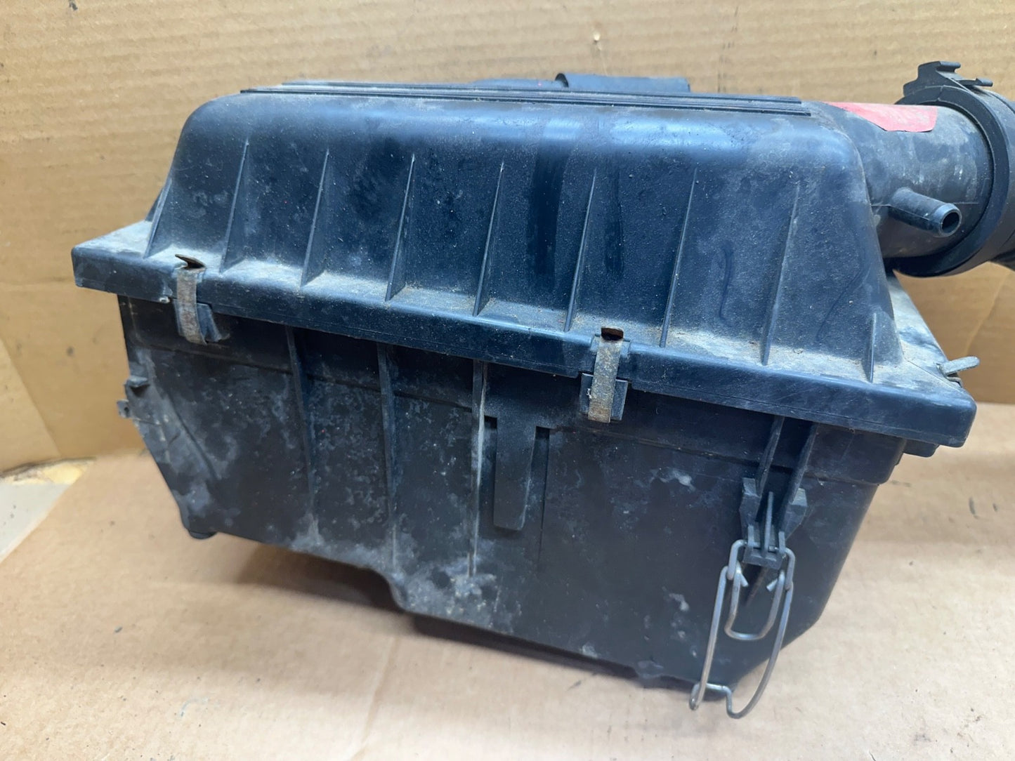 91-95 Jeep Wrangler YJ 2.5 L 4 Cyl Air Cleaner Filter Box Tube Assembly 2.5L
