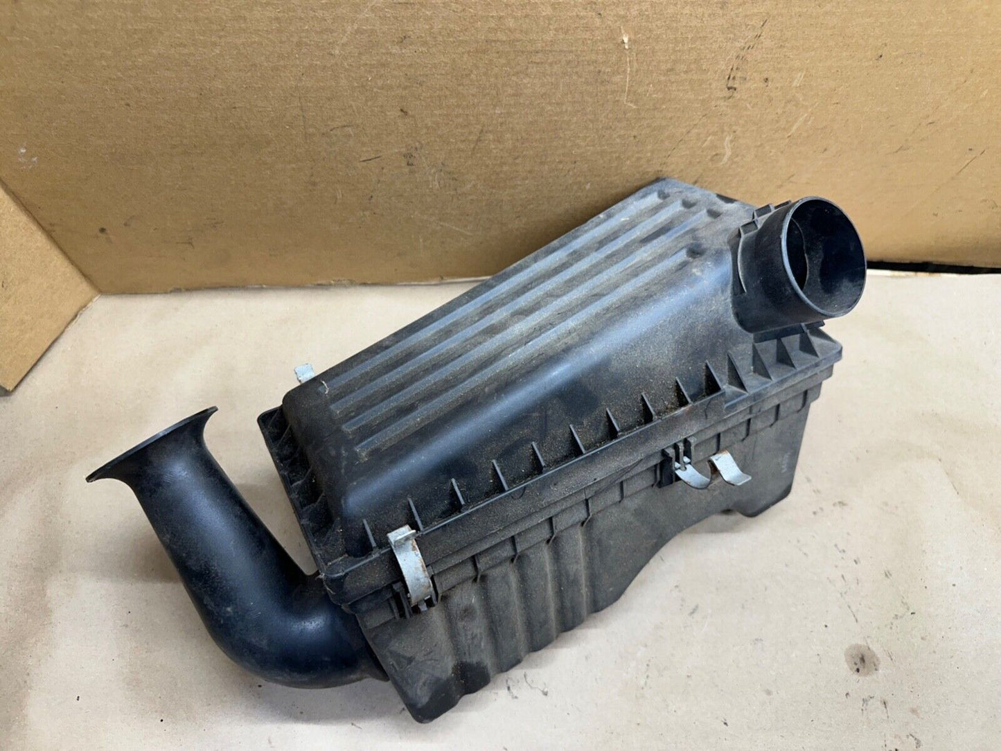 97-04 Jeep TJ Wrangler 4.0L 6 Cylinder Air Cleaner Box AirBox 4.0 L Filter OEM