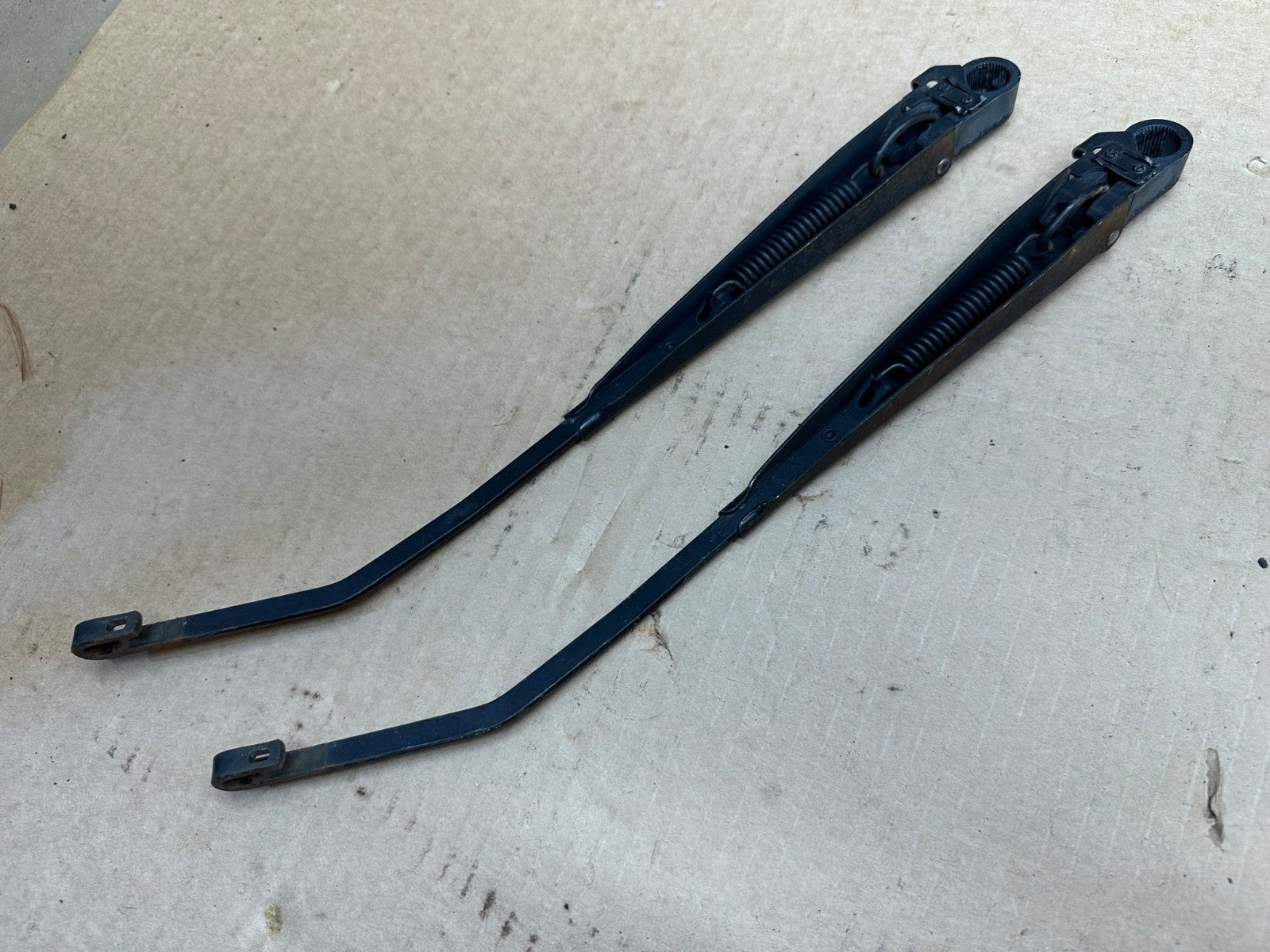 55155658 Pair Left & Right Windshield Wiper Arms NICE 97-06 Jeep TJ Wrangler OEM
