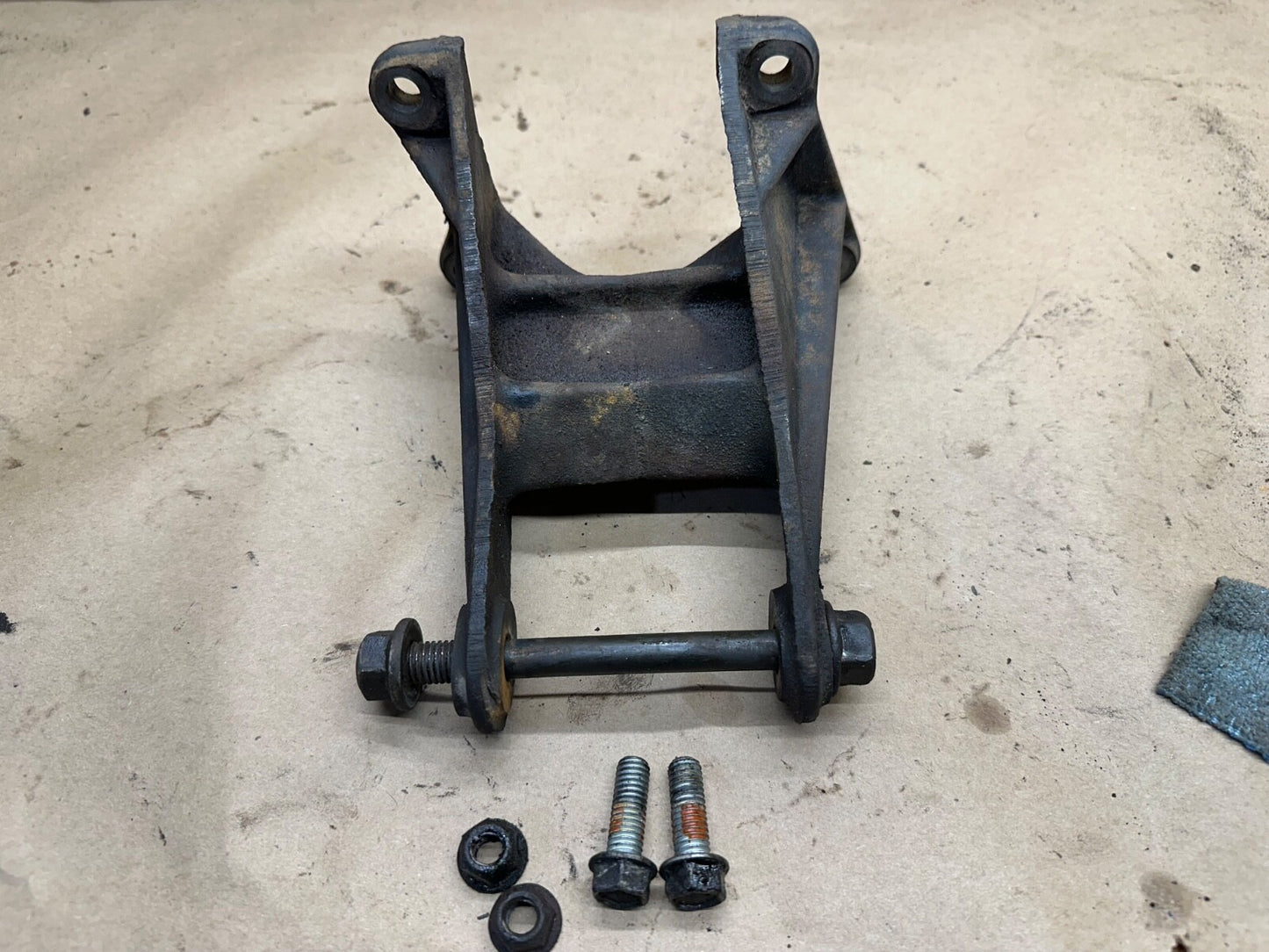 87-95 Jeep Wrangler YJ 2.5 L 4 Cyl Drivers Side Motor Mount Bracket Left 2.5L