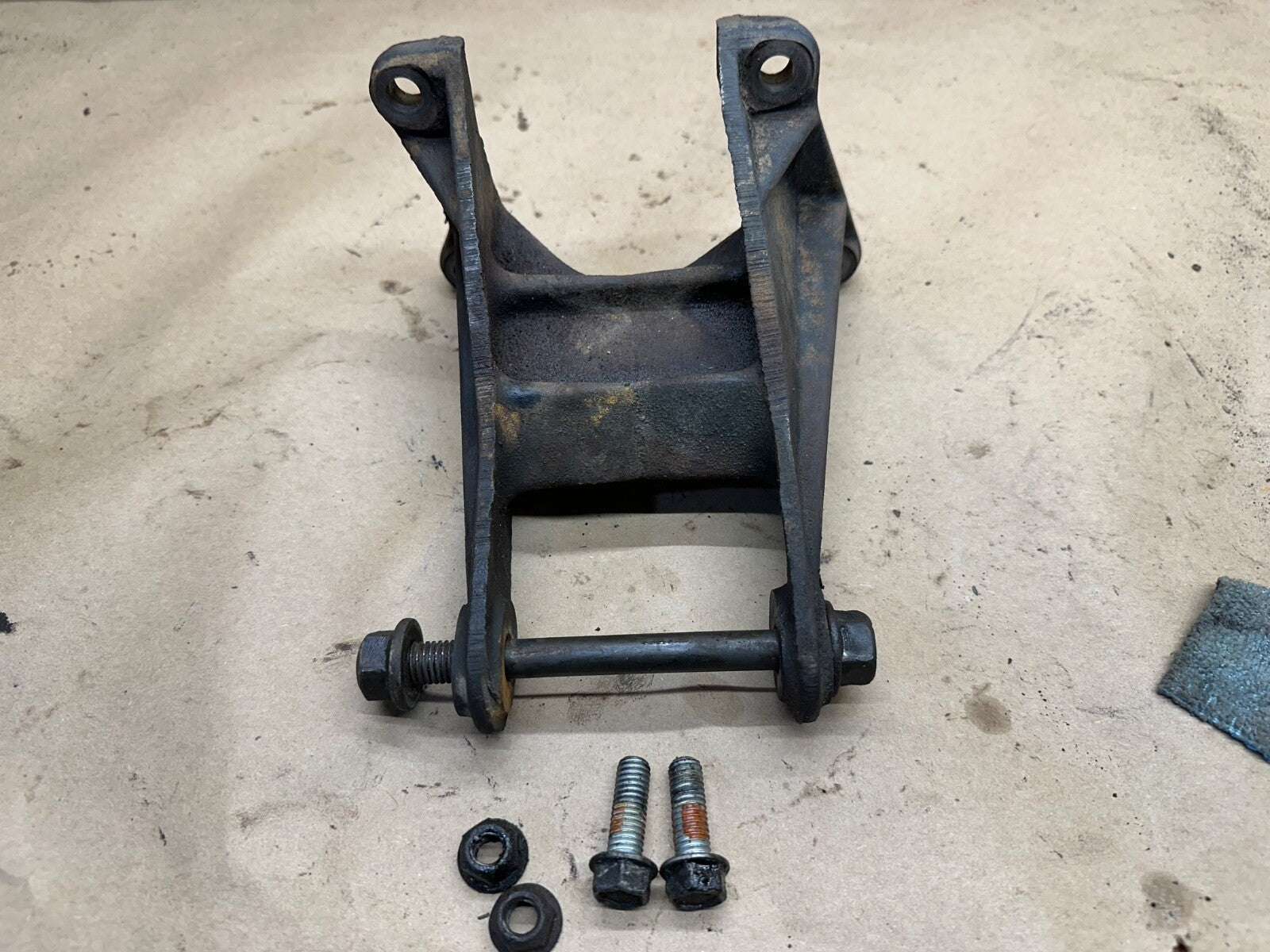 87-95 Jeep Wrangler YJ 2.5 L 4 Cyl Drivers Side Motor Mount Bracket Left 2.5L