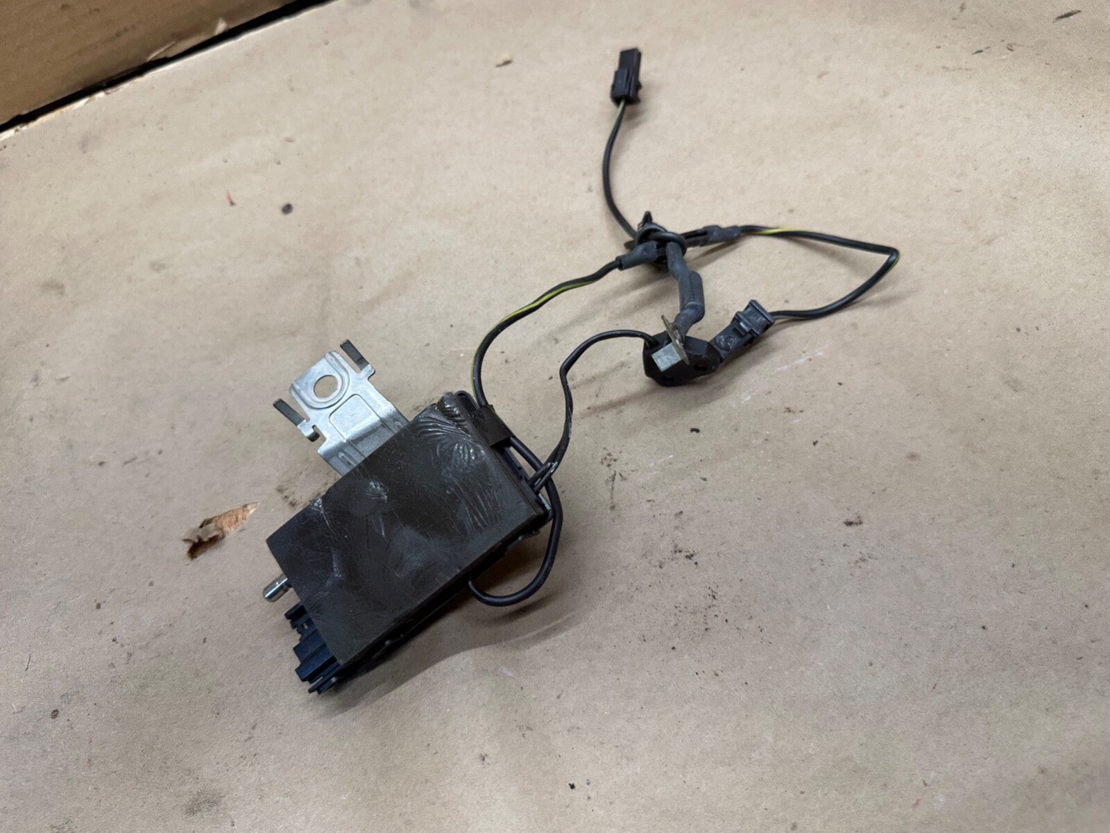 05-11 FORD CROWN VICTORIA ANTENNA BRACKET & AMPLIFIER ASSY 7W7T-19C029-AA WINDOW