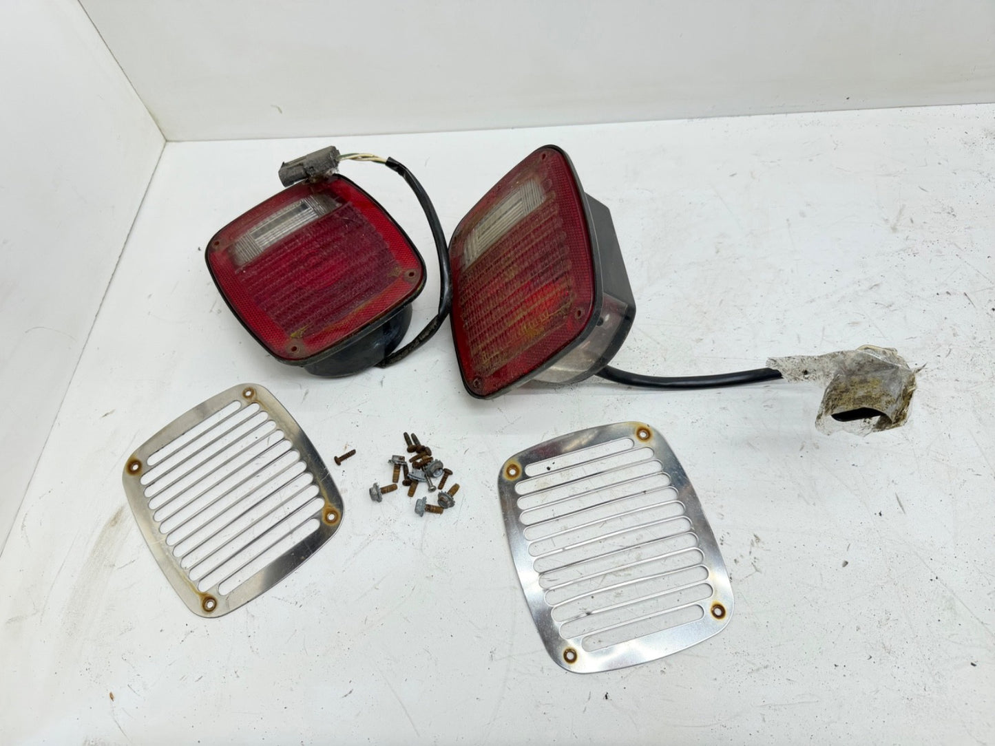 92-95 Jeep YJ Wrangler Tail Light Taillight Driver Passenger light Lights OEM