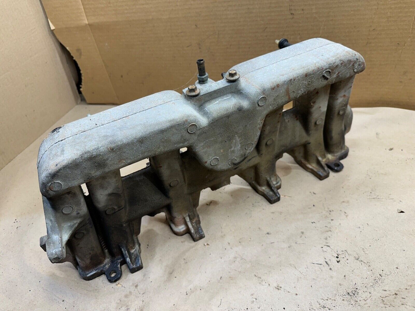 91-95 Jeep Cherokee XJ Comanche MJ 4.0L 6cyl OEM Intake Manifold  33007067