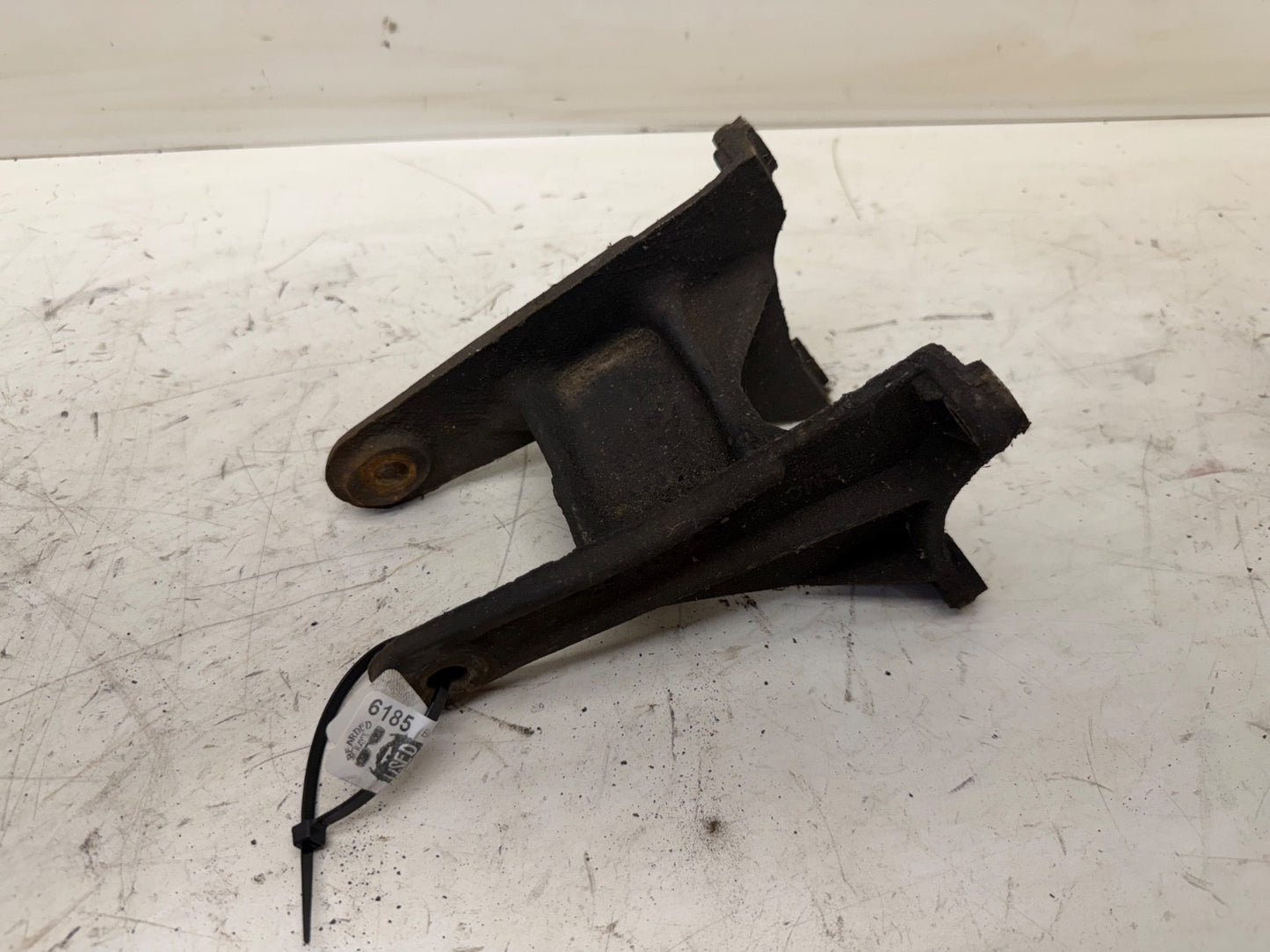 87-95 Jeep Wrangler YJ 2.5 4 Cyl Driver Side Motor Mount Bracket Left Engine OEM