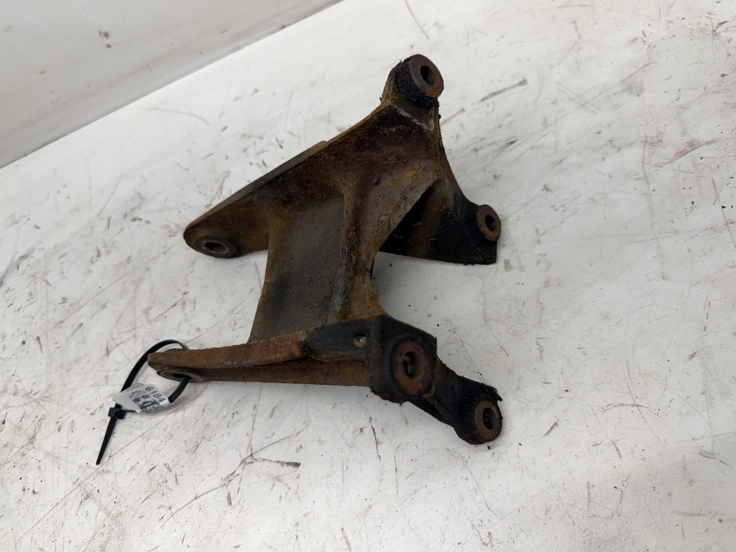 87-95 Jeep Wrangler YJ 2.5 4 Cyl Driver Side Motor Mount Bracket Left Engine OEM