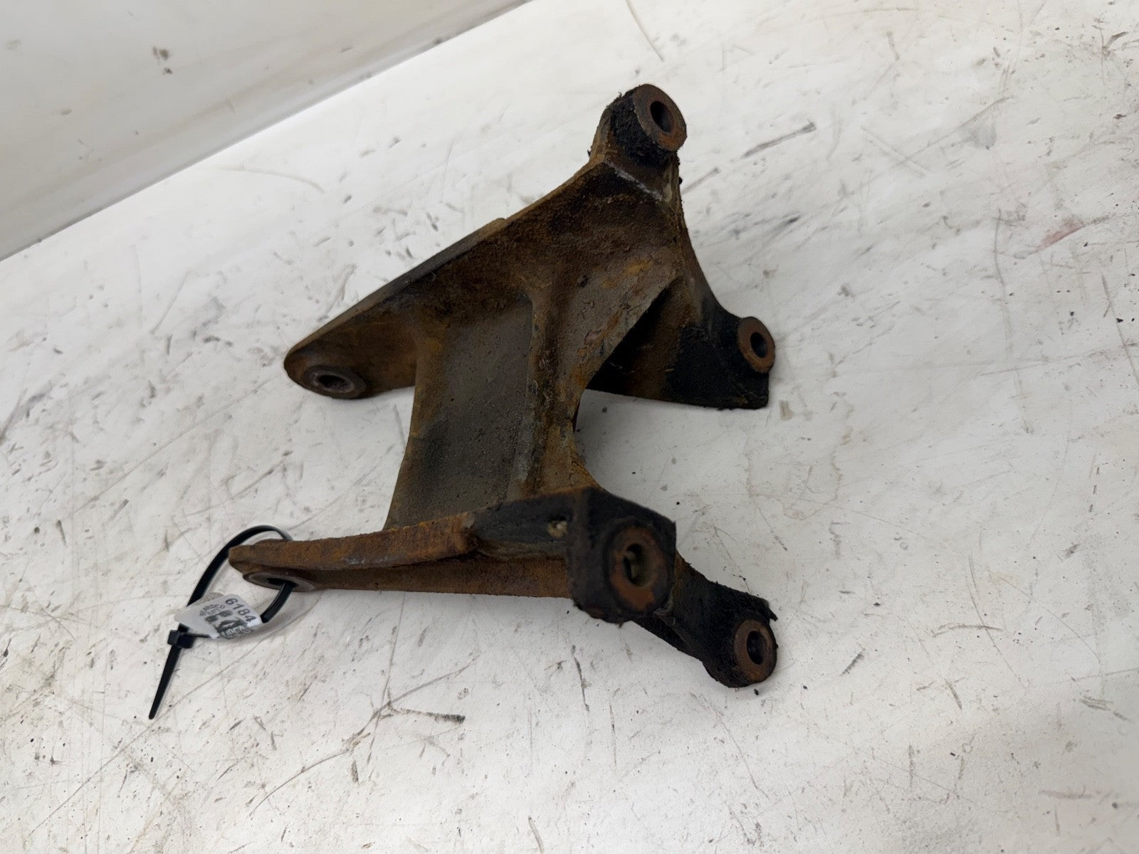 87-95 Jeep Wrangler YJ 2.5 4 Cyl Driver Side Motor Mount Bracket Left Engine OEM