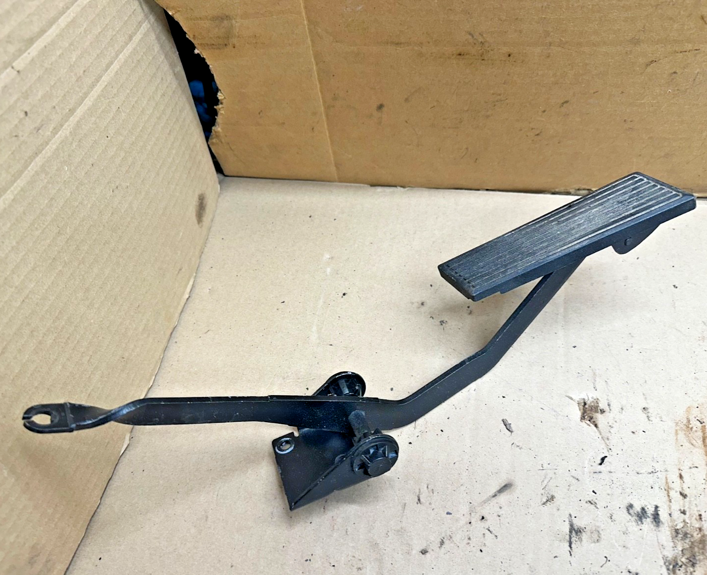 97-06 Jeep TJ Wrangler Gas Pedal Accelerator Lever Assembly Bracket 52078714 OEM