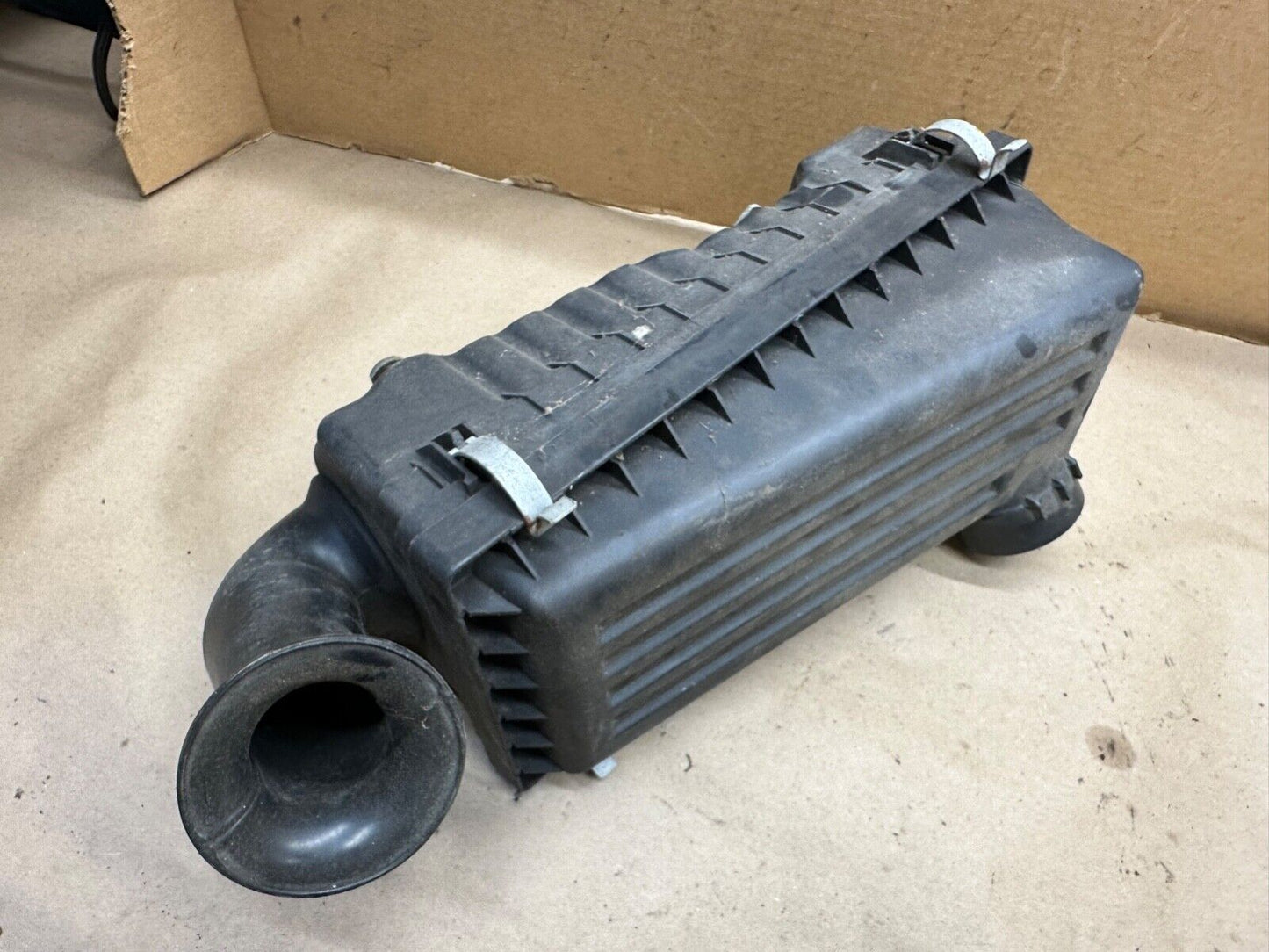 97-04 Jeep TJ Wrangler 4.0L 6 Cylinder Air Cleaner Box AirBox 4.0 L Filter OEM