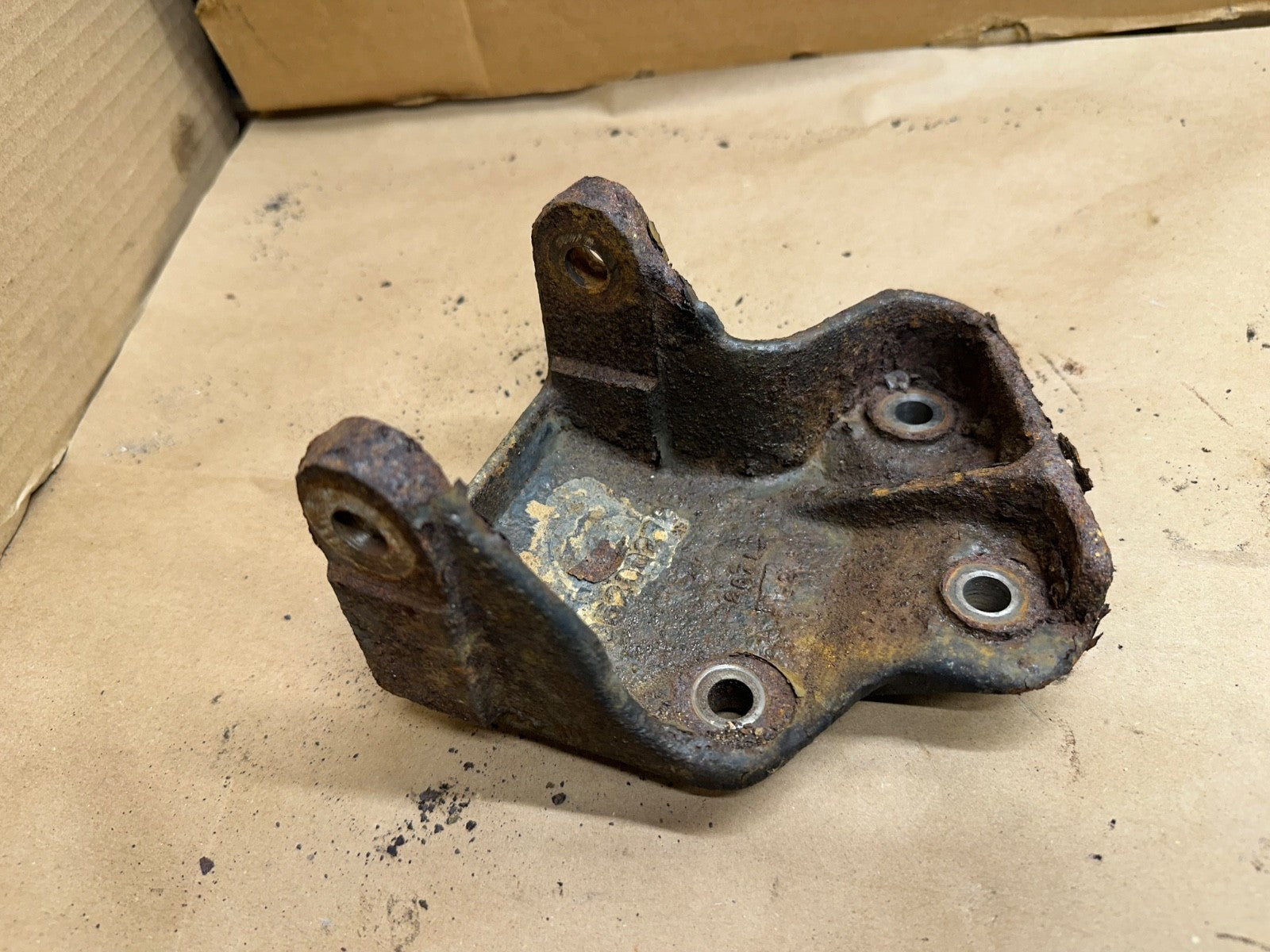 1987-90 Jeep Wrangler YJ Engine Mount Bracket Passenger Side - 8952002786 Right