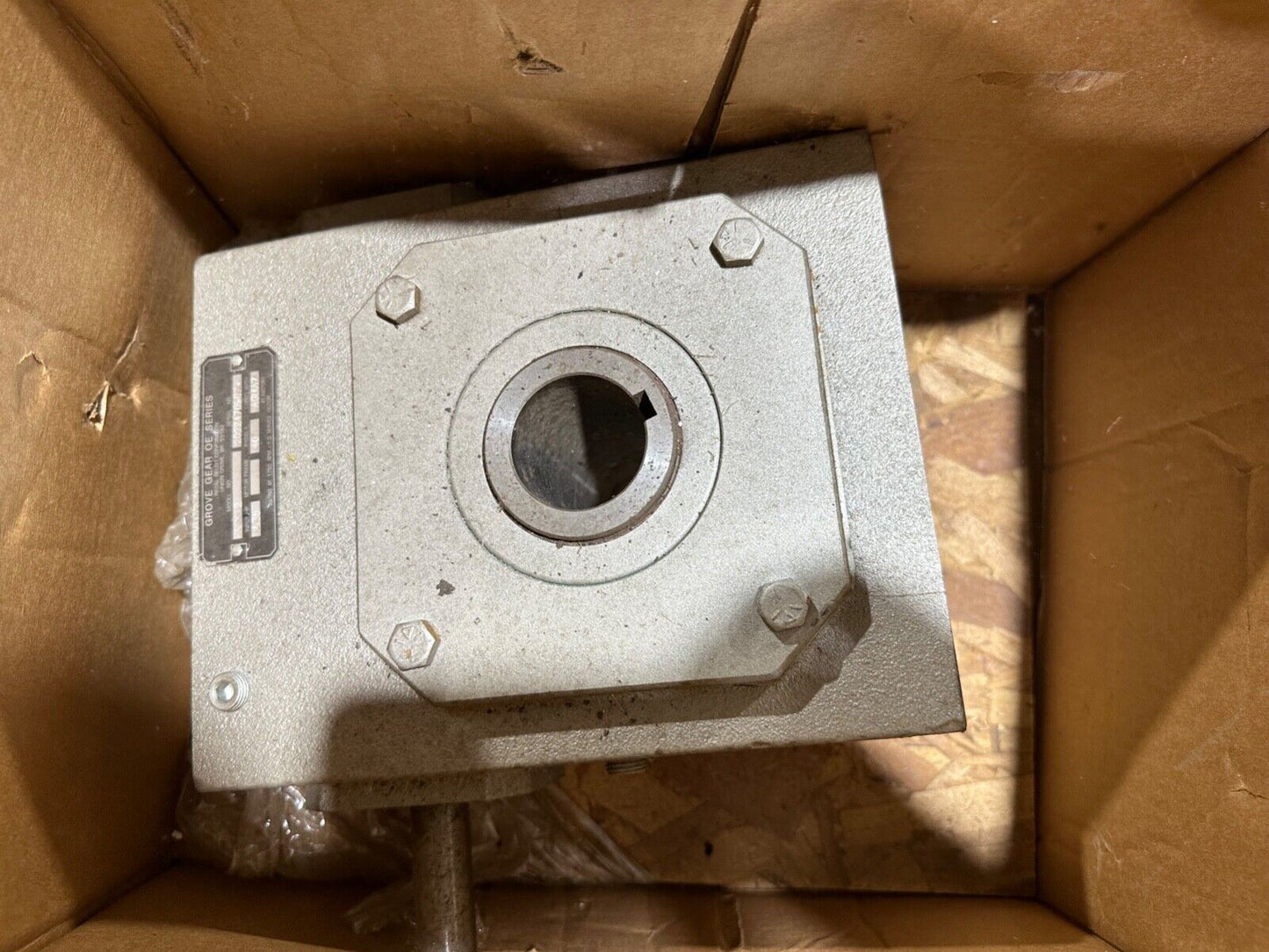 NEW GROVE GEAR 32Y-2 GEAR REDUCER 40:1 RATIO 2.35 HP 1.750 BORE OE SERIES