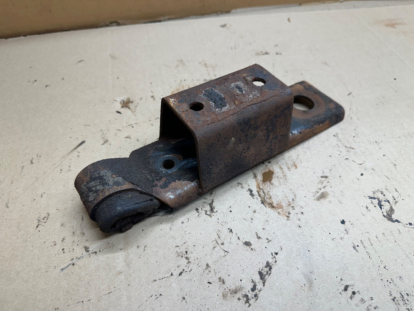 1987-1995 Jeep Wrangler YJ Automatic Transmission Mount Bracket 2.5 4.0 4.2