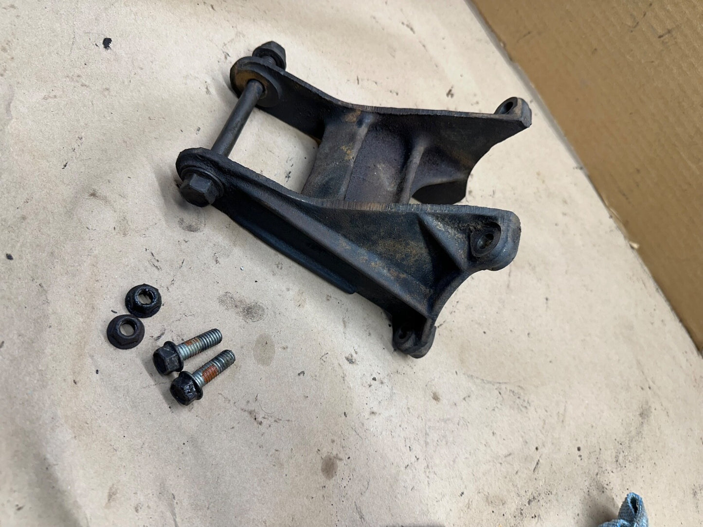 87-95 Jeep Wrangler YJ 2.5 L 4 Cyl Drivers Side Motor Mount Bracket Left 2.5L