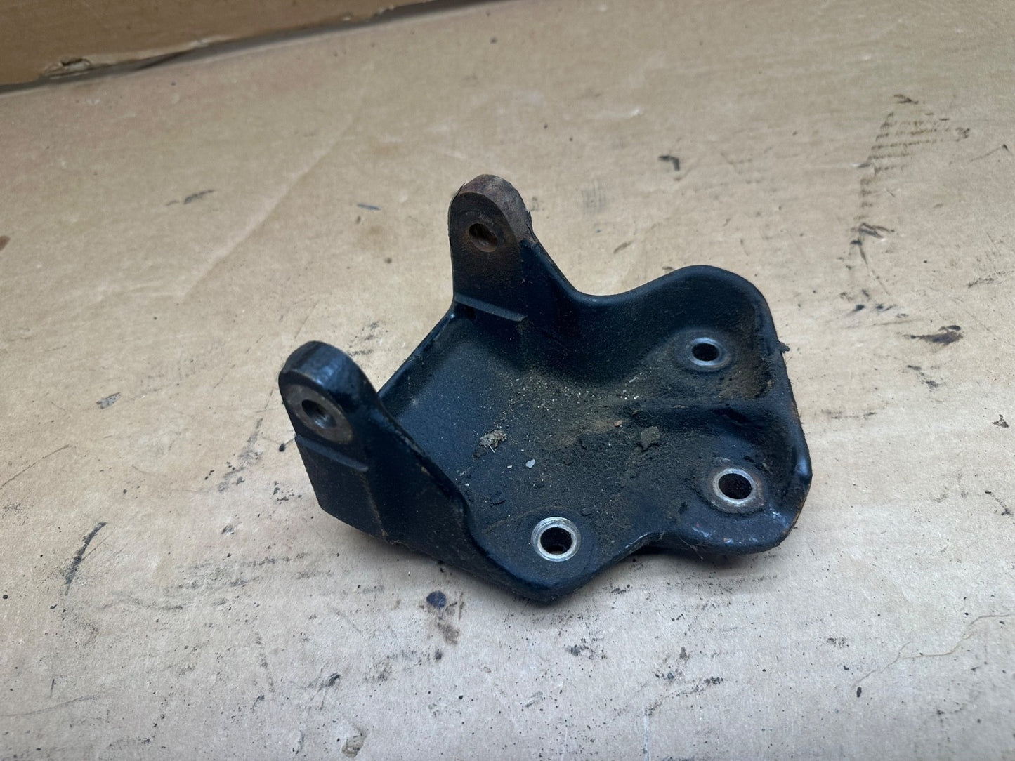 87-99 Jeep Wrangler YJ TJ Engine Mount Bracket Passenger Side Right Mounting OEM