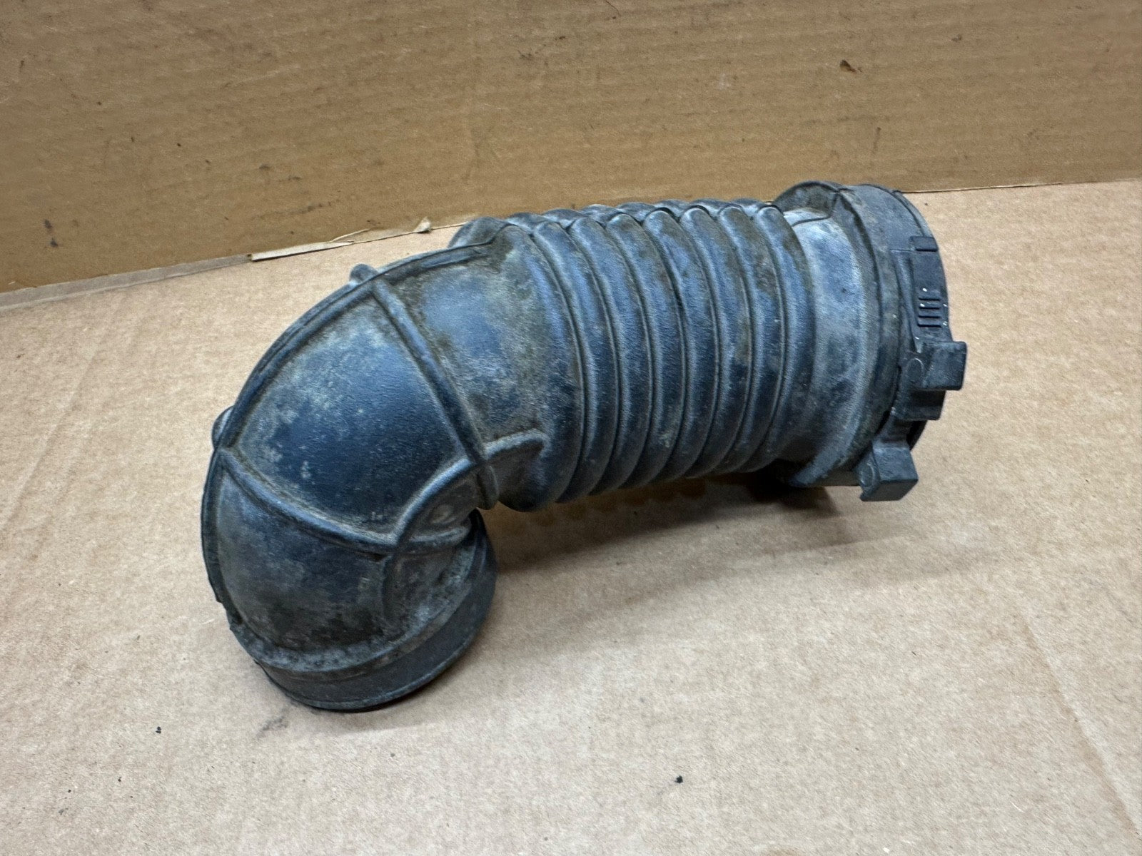 Jeep Cherokee XJ 1991-01 4.0 Liter intake Air Cleaner tube Filter Connector Hose