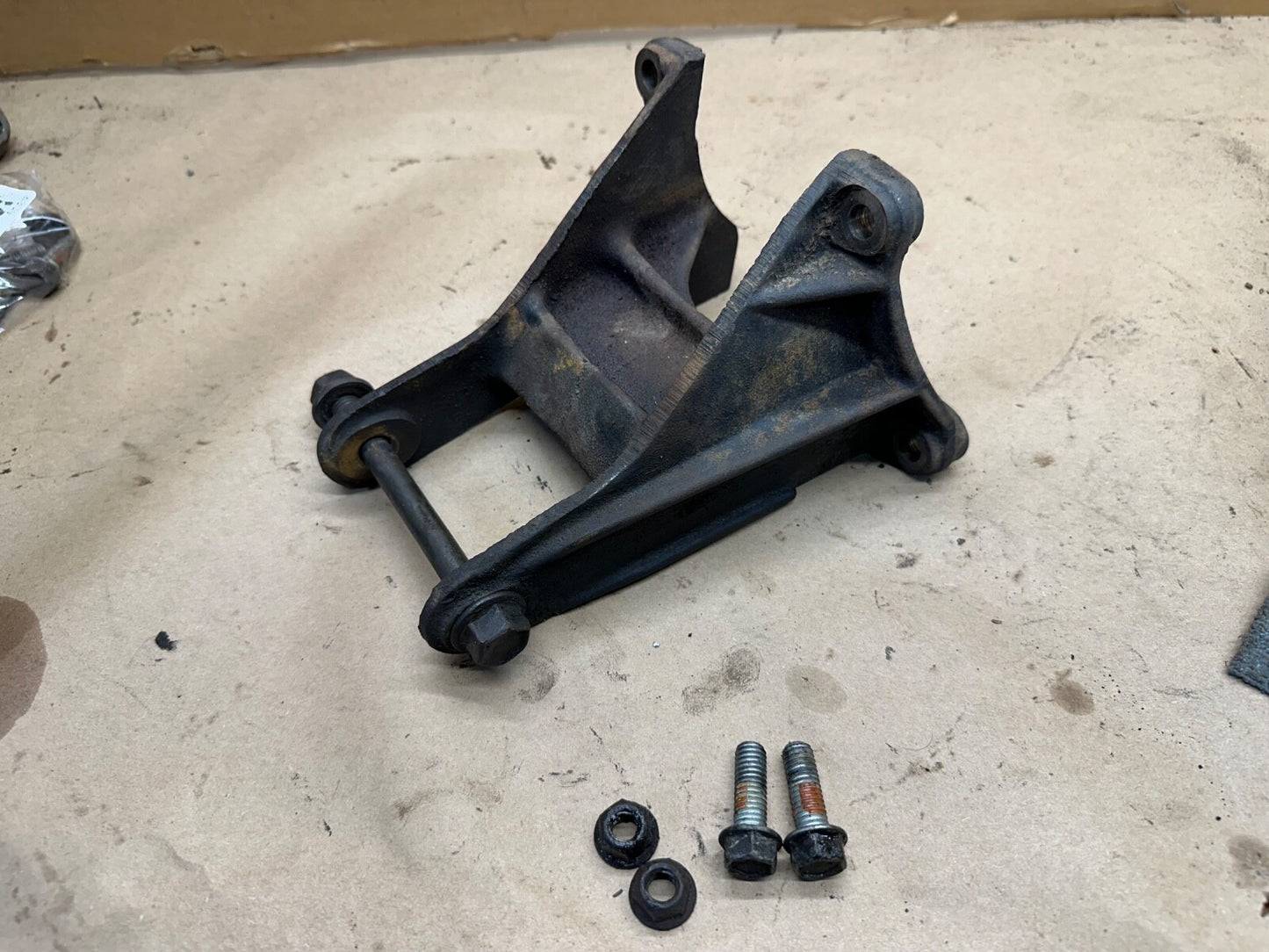 87-95 Jeep Wrangler YJ 2.5 L 4 Cyl Drivers Side Motor Mount Bracket Left 2.5L