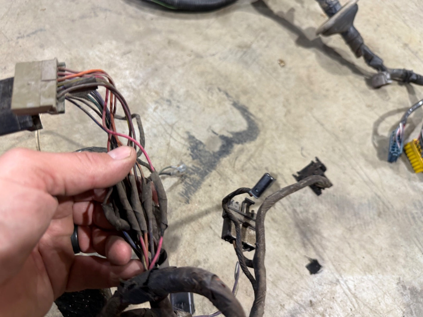 97 Jeep TJ Wrangler Fusebox Under Hood Fuse box Engine Wire Harness Block 97